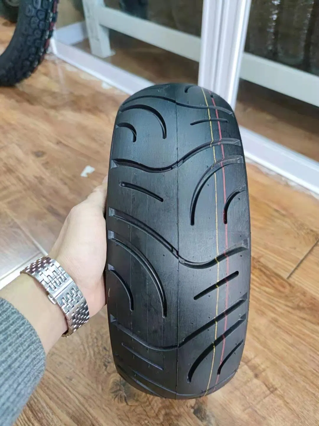 Шина для скутера и малокубатурного мотоцикла