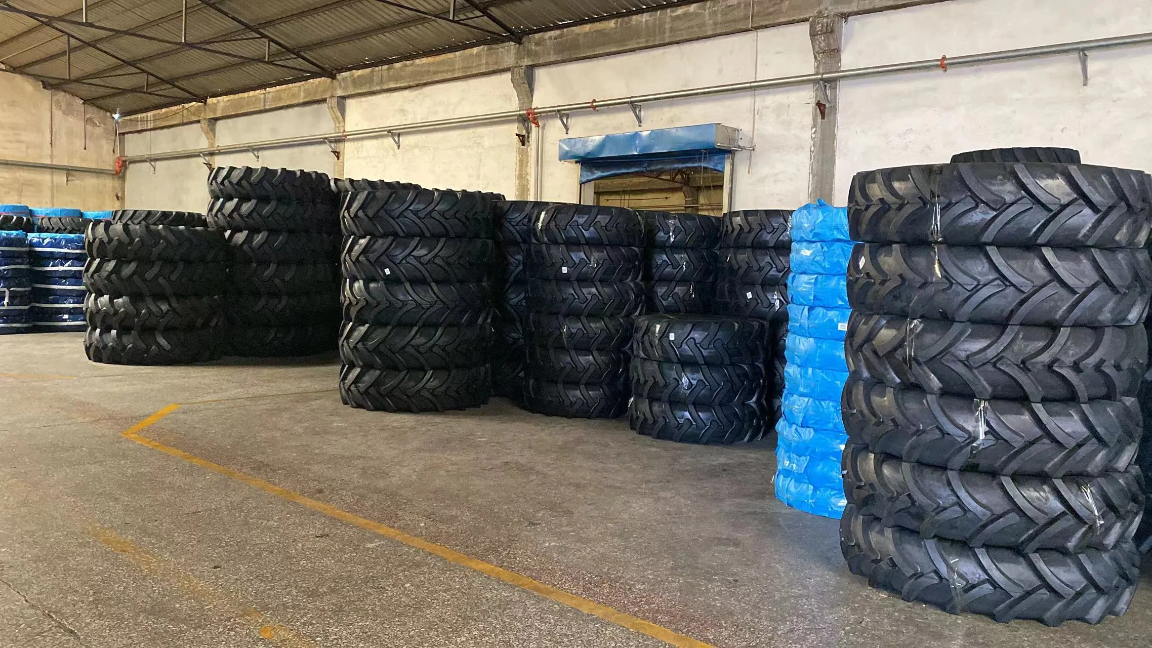 Agricultural Tires 12.4-28 23.1-26 23.1-30 14.9-28 16.9-28 19.5L-24 R1 Sks1 Sks2 Sks5 14.9-26 28.1-26 Bias Light Truck 750-16 700-16 Industrial 10-16.5 12-16.5