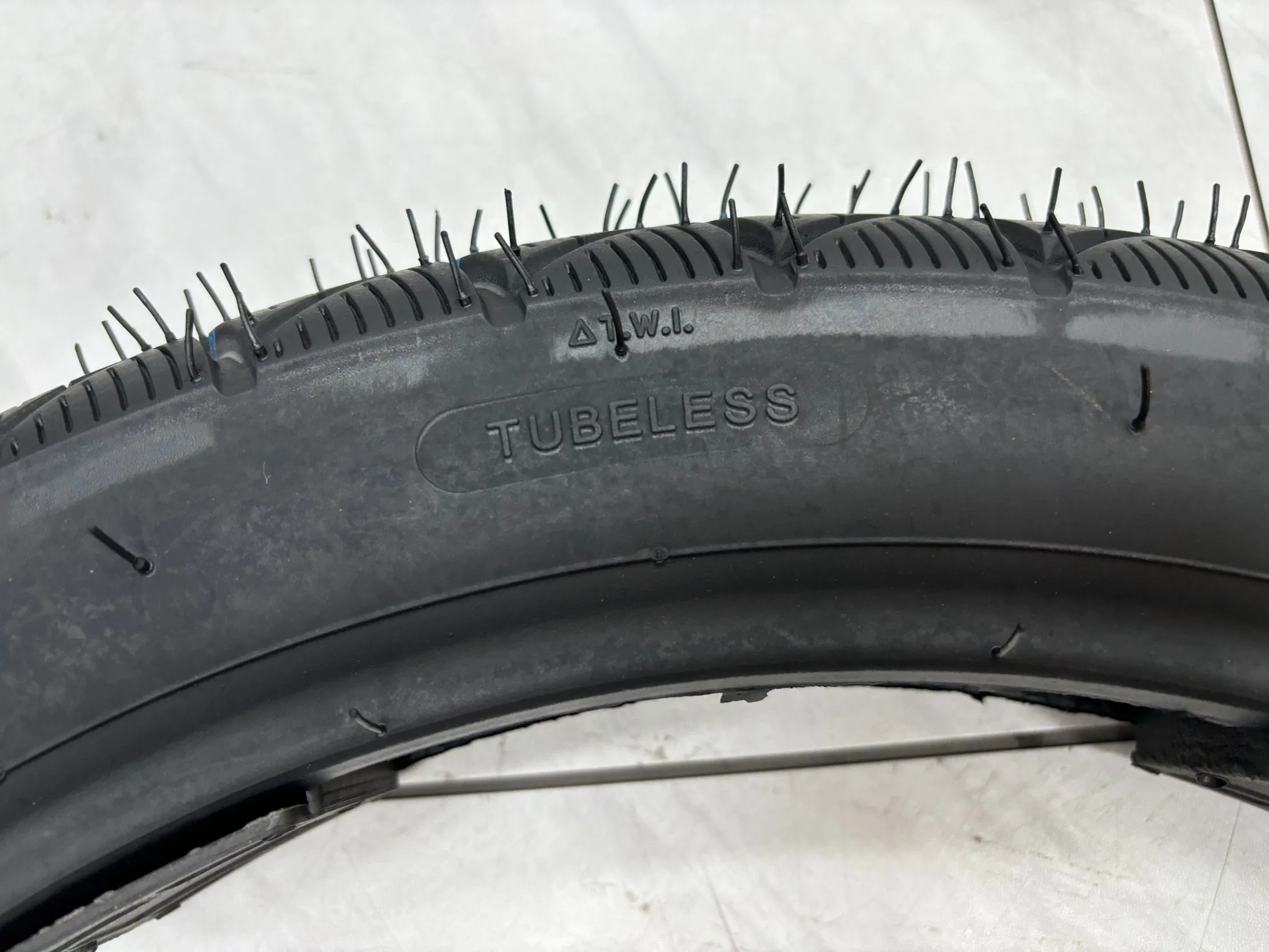 High Quality Motorcycle Tire 2.75-17 Tubeless Tyre for Motor Ds388