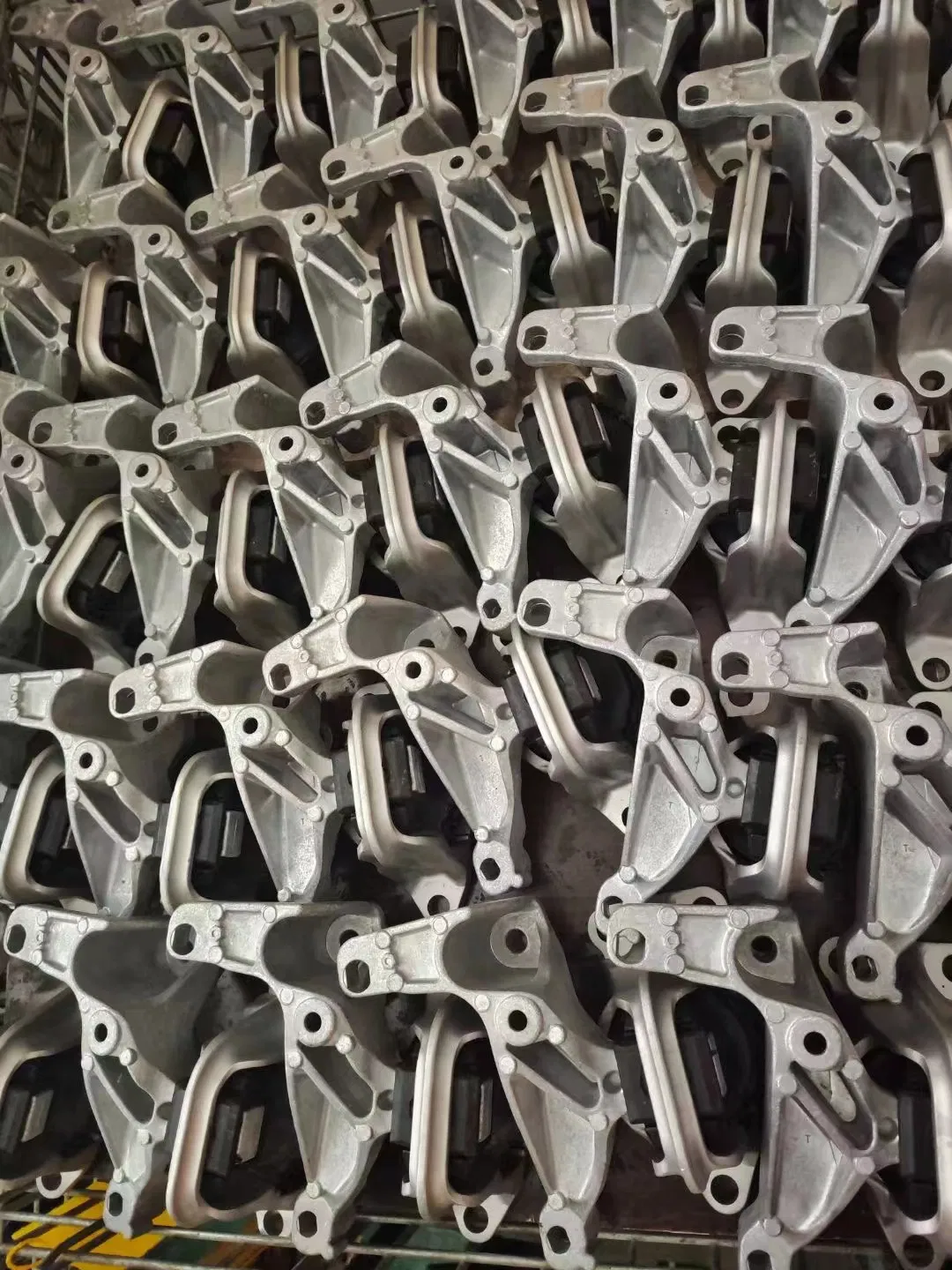 Опора двигателя для Mercedes-Benz 901 241 24 13