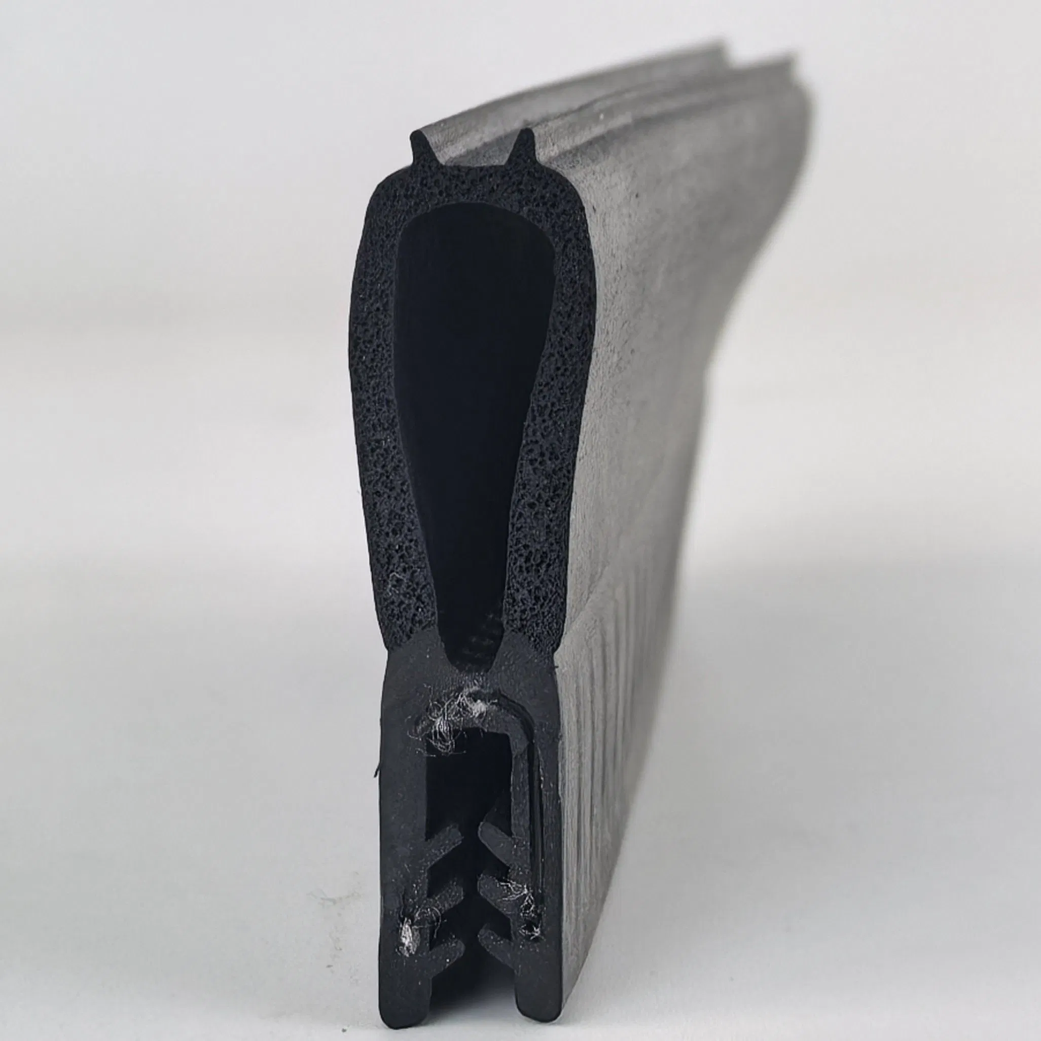 Уплотнительная лента для окон и дверей авто с металлическим сердечником