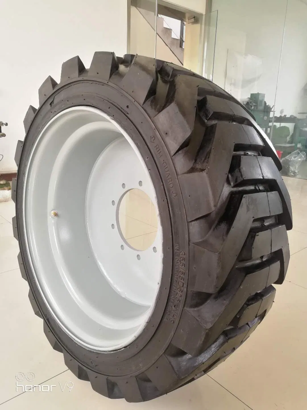 Шина цельнолитая 12-16.5 PU для спецтехники