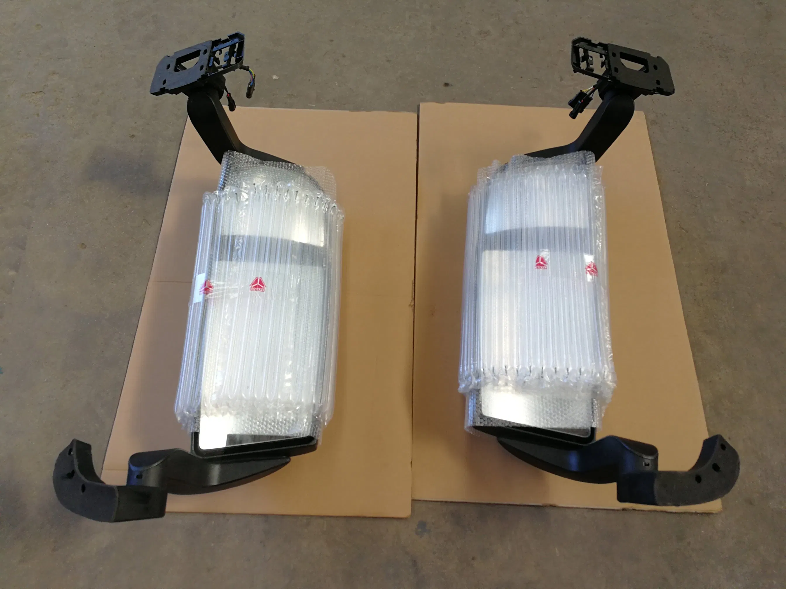 Wg1664778081 Sinotruk HOWO T7h Left Rearview Mirror Assembly