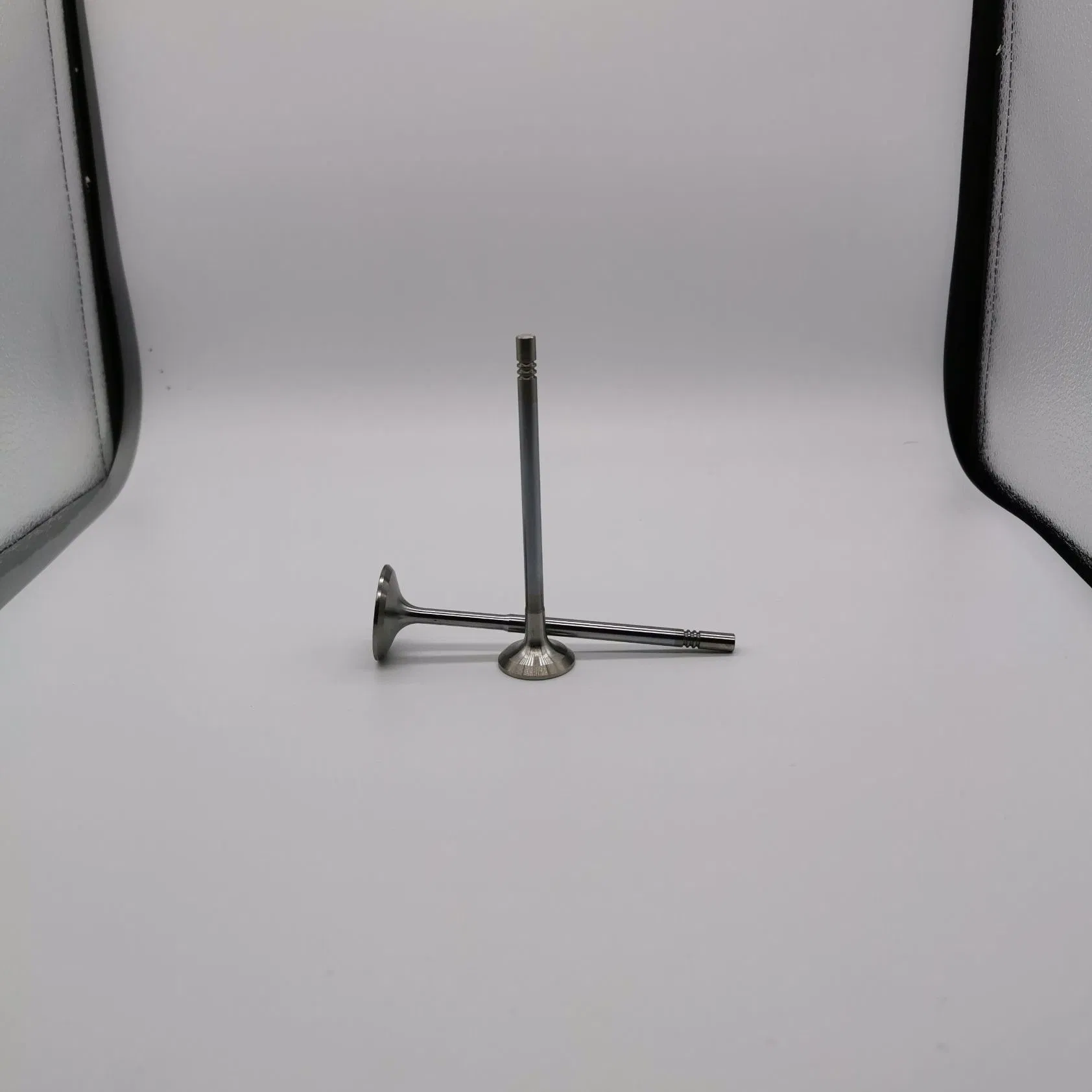 Впускной и выпускной клапан двигателя Mercedes M270 M274