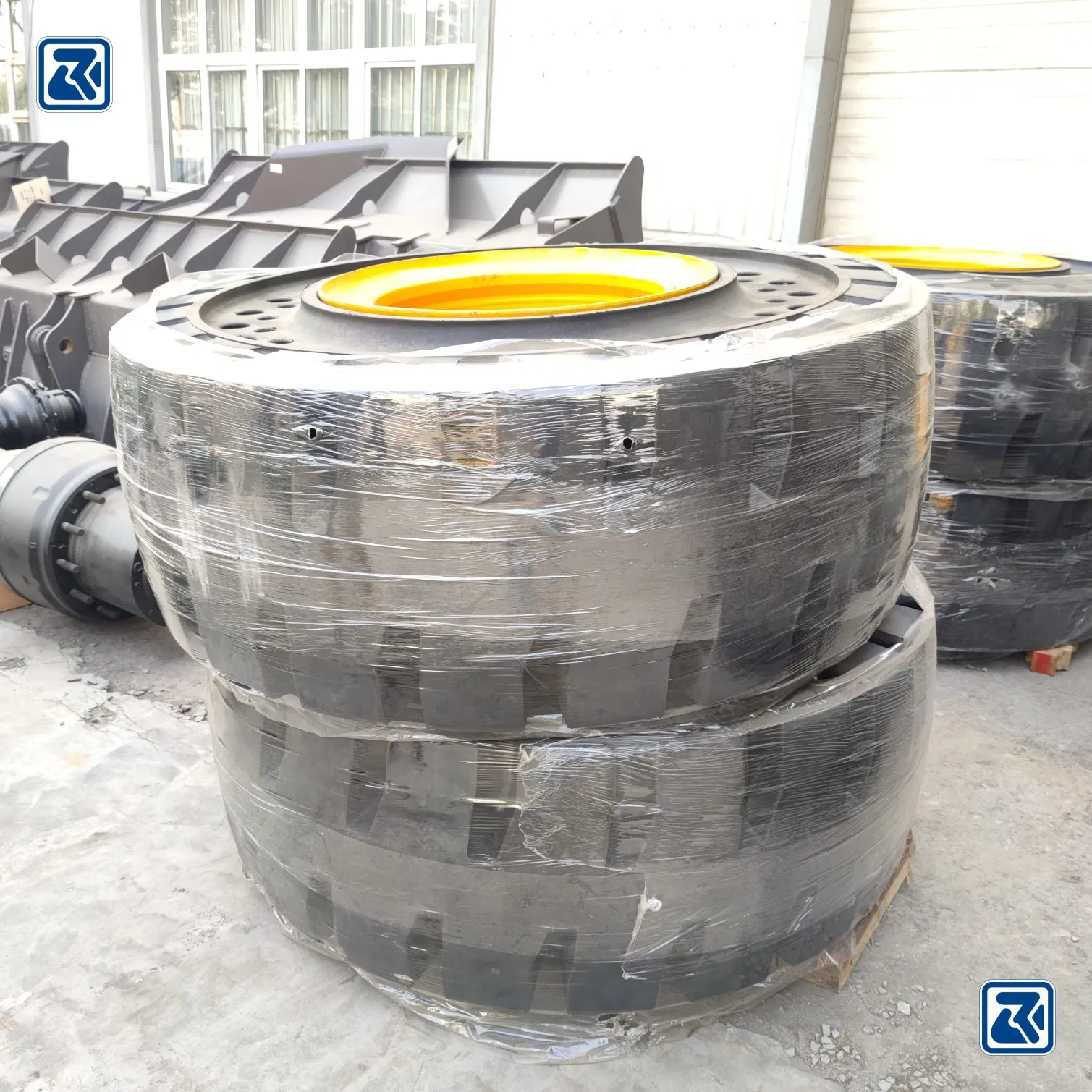 Chinese Solid Tyre 23.5-25 17.5-25 26.5-25 Truck and Machines Tires for Sale