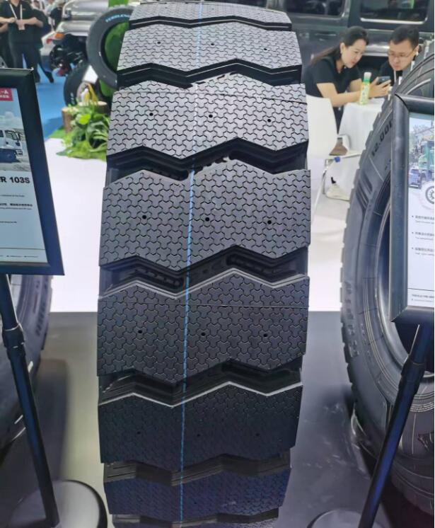 Chinese Brand Truck Tire Tubeless 17.5" 19.5" 22.5"Inch 215/75r17.5 245/70r19.5 9.5r17.5 9r22.5 8r22.5 9r22.5 275/80r22.5 Excellent Performance Cheap Price