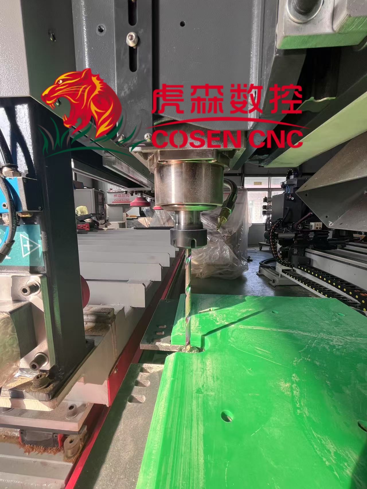 Надежная ленточная пила CNC с интегрированным фрезерованием и сверлением для различных материалов