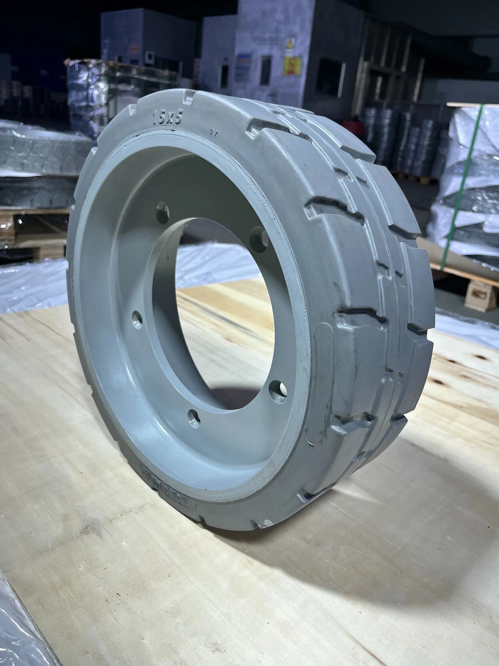 Non Marking Scissor Lift Tires for Genie Jlg Haulotte (15X5, 12X4.5)