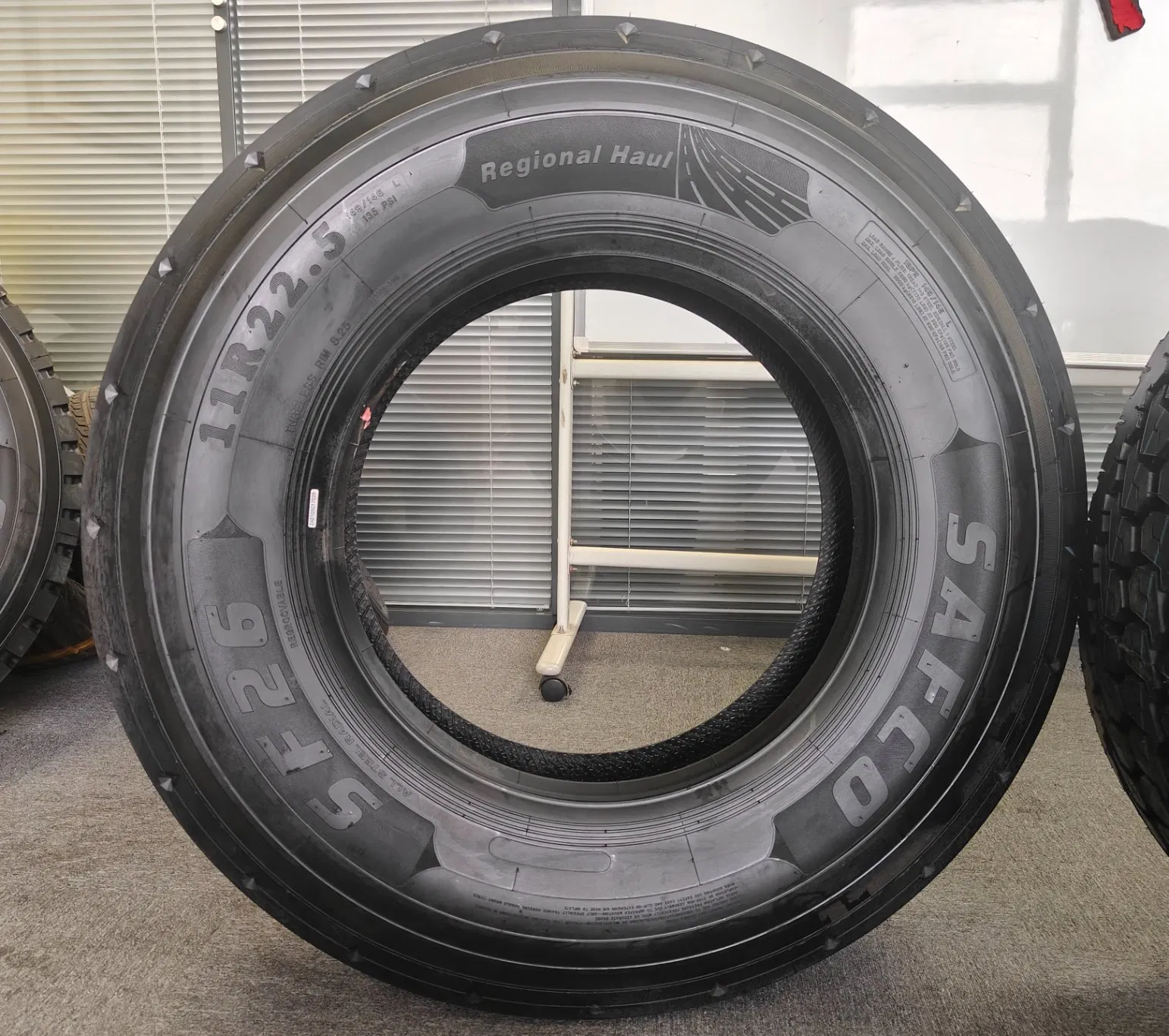 Грузовая шина 295/80R22.5 Cargostone для дальних перевозок