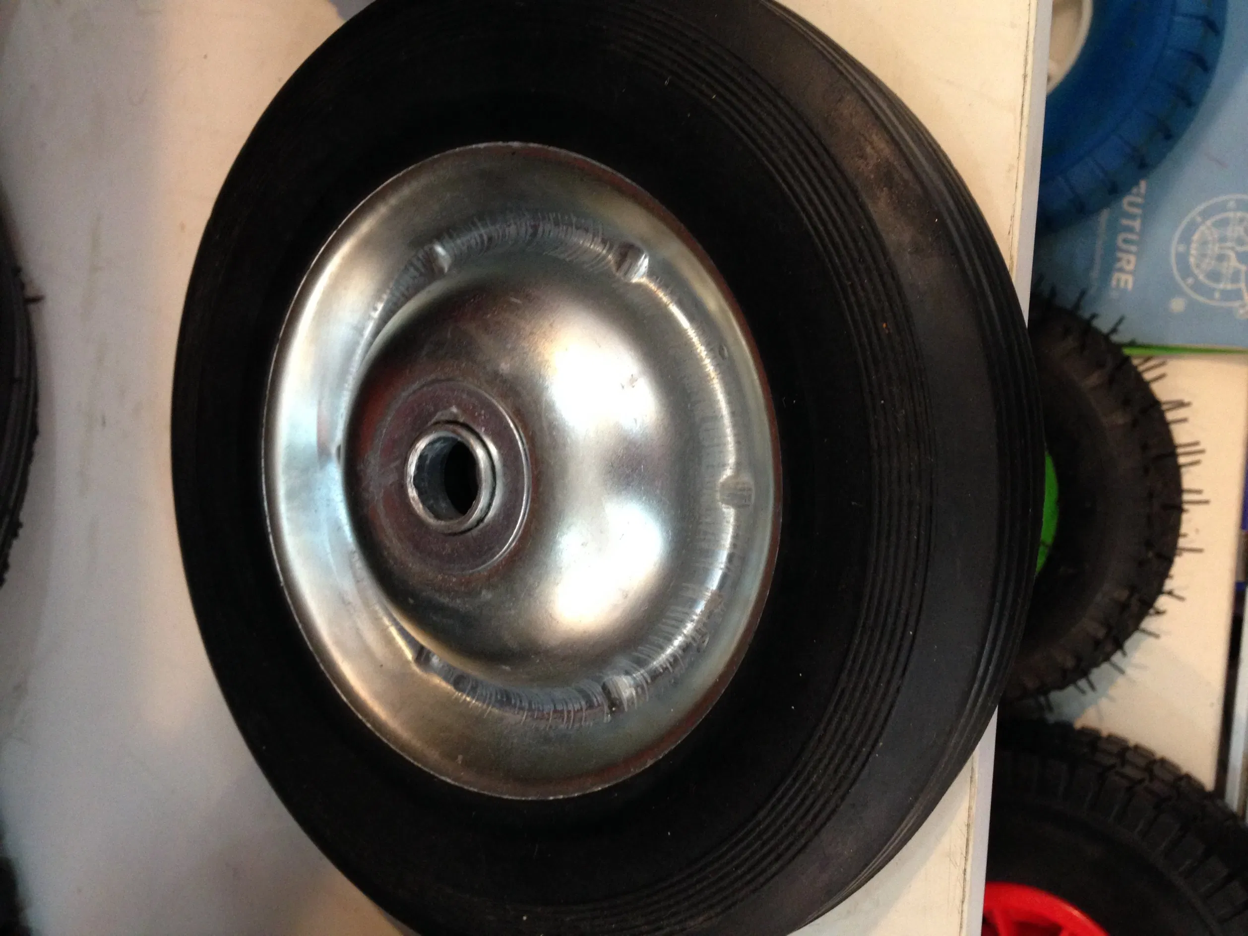 Цельная резиновая колесная шина для тачки