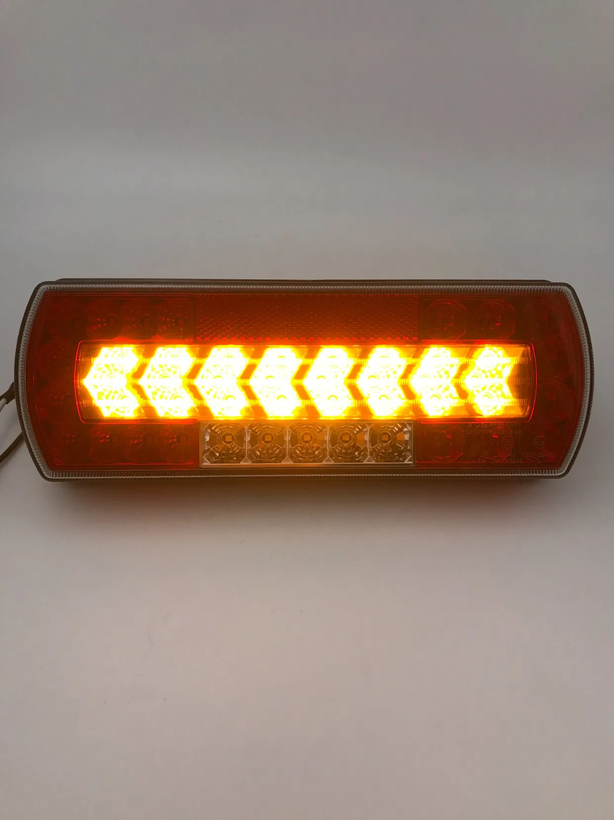 Светодиодный задний комбинированный фонарь для прицепов и авто