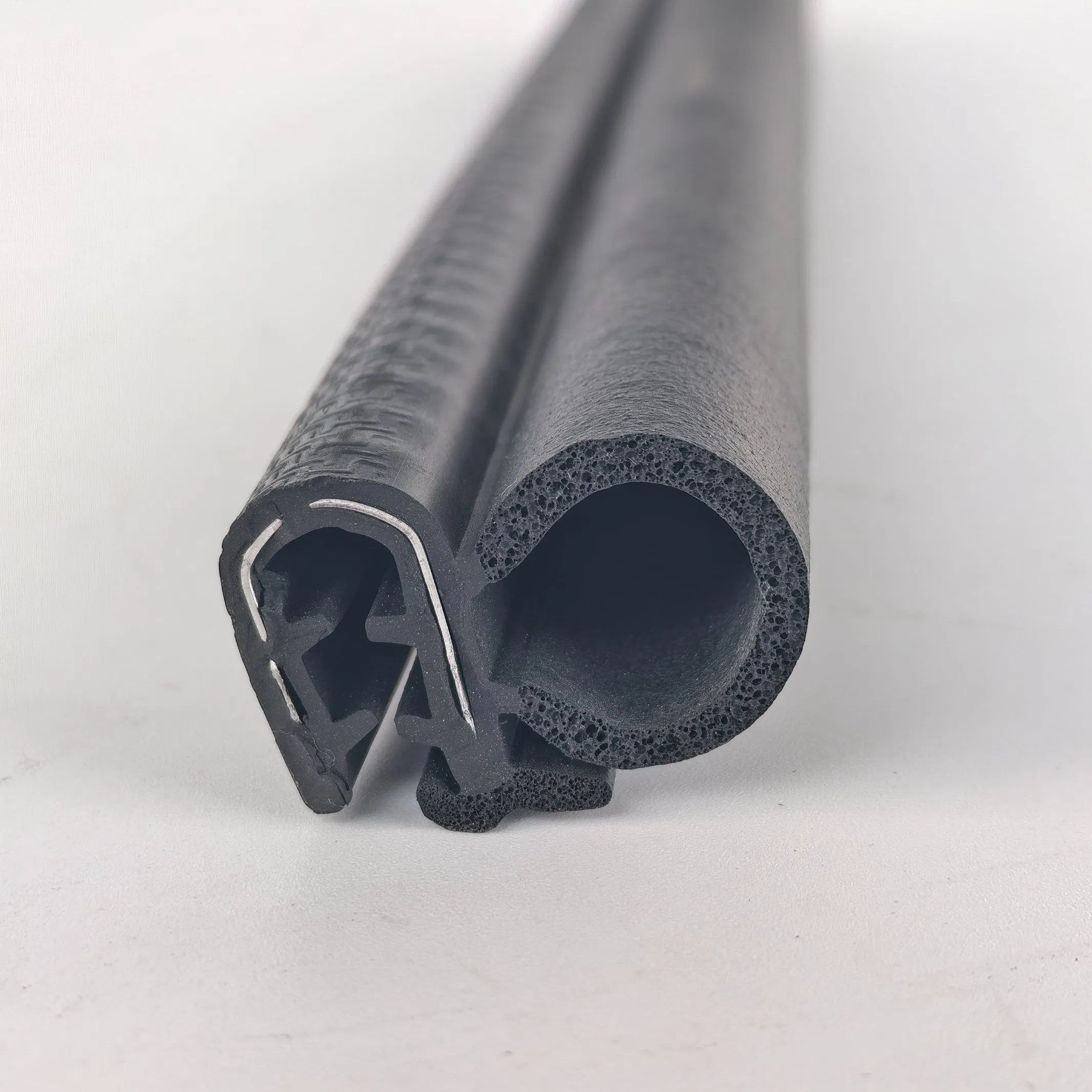 Уплотнительная лента для окон и дверей авто с металлическим сердечником