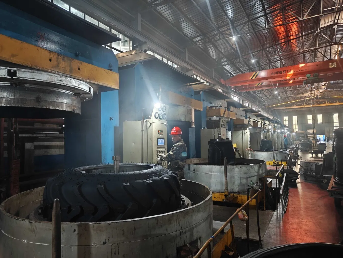 Heavy Duty Solid Industrial Tire and Pneumatic Forklift Tyre for Skid Steer Loader and in Size 10-16.5 and 12-16.5