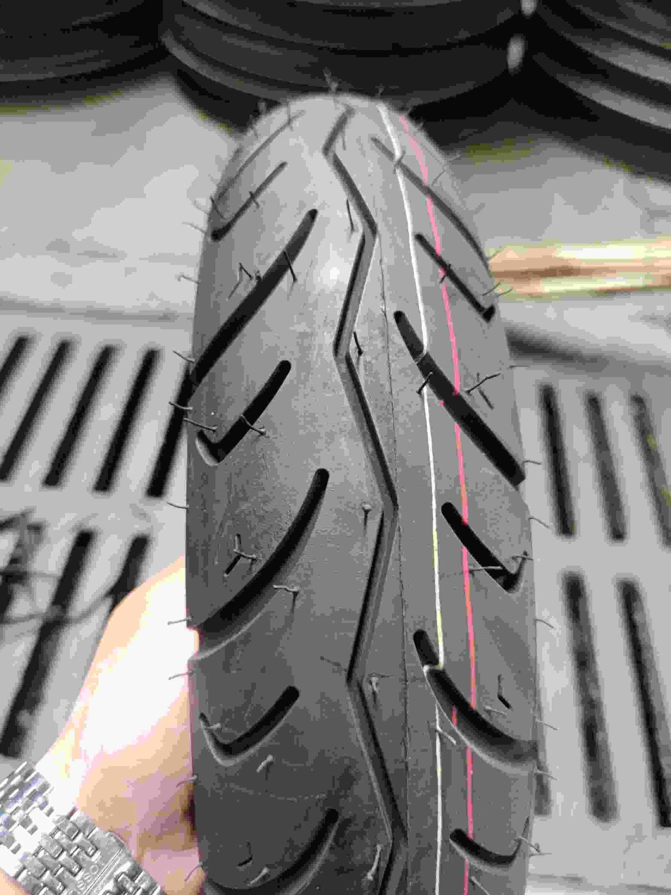 Шина для скутера и малокубатурного мотоцикла