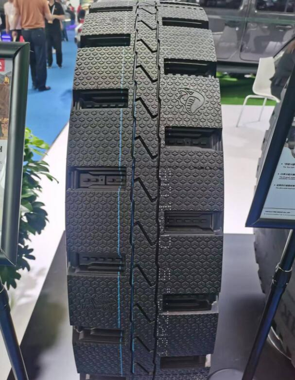 Chinese Brand Truck Tire Tubeless 17.5" 19.5" 22.5"Inch 215/75r17.5 245/70r19.5 9.5r17.5 9r22.5 8r22.5 9r22.5 275/80r22.5 Excellent Performance Cheap Price