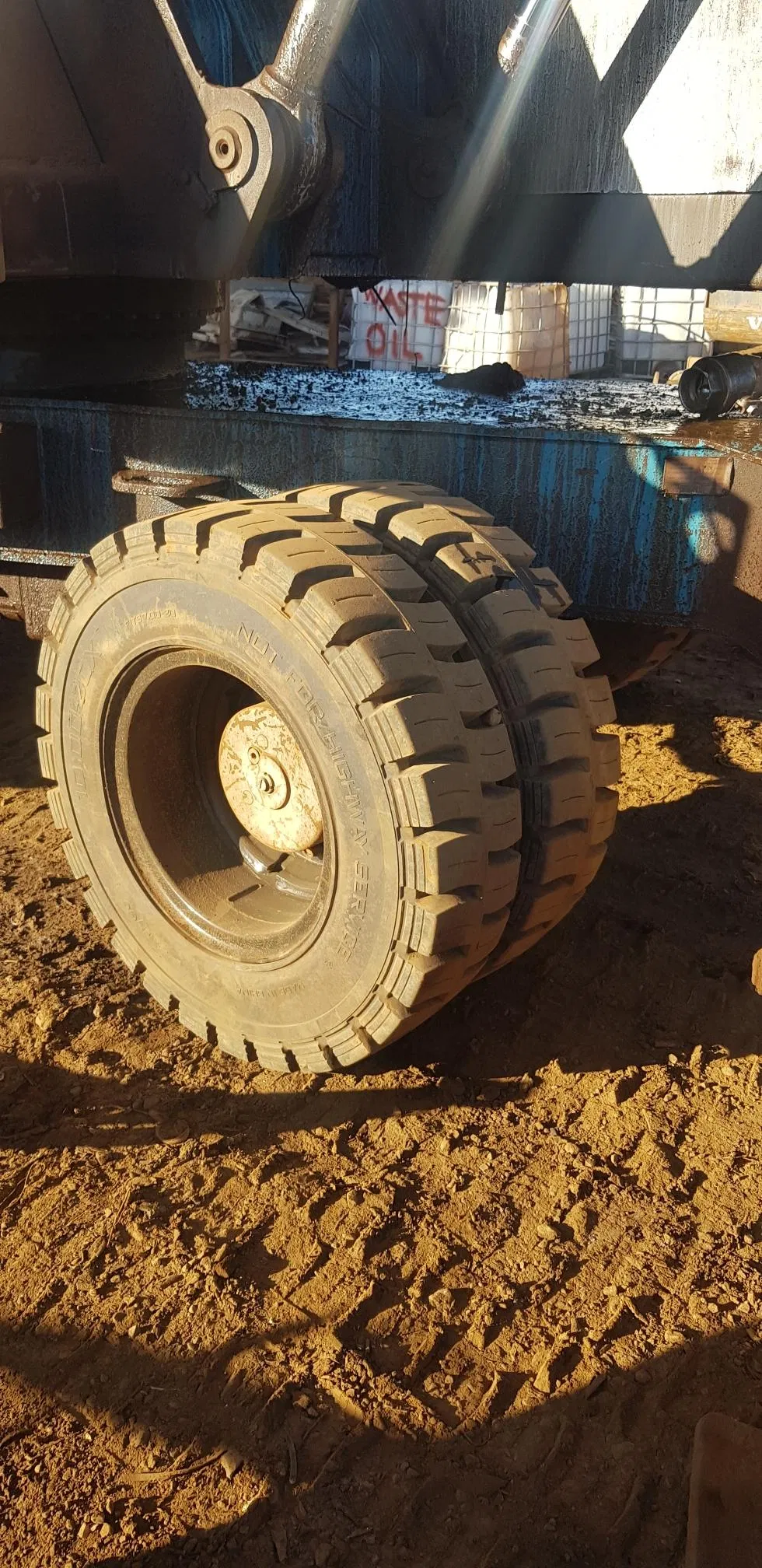 Anygo Brand 10.00-20 Xz06 Solid Tire with Rim for Terex Mhl340 etc Material Handler Equipment, Heavy Duty Forklift Tire