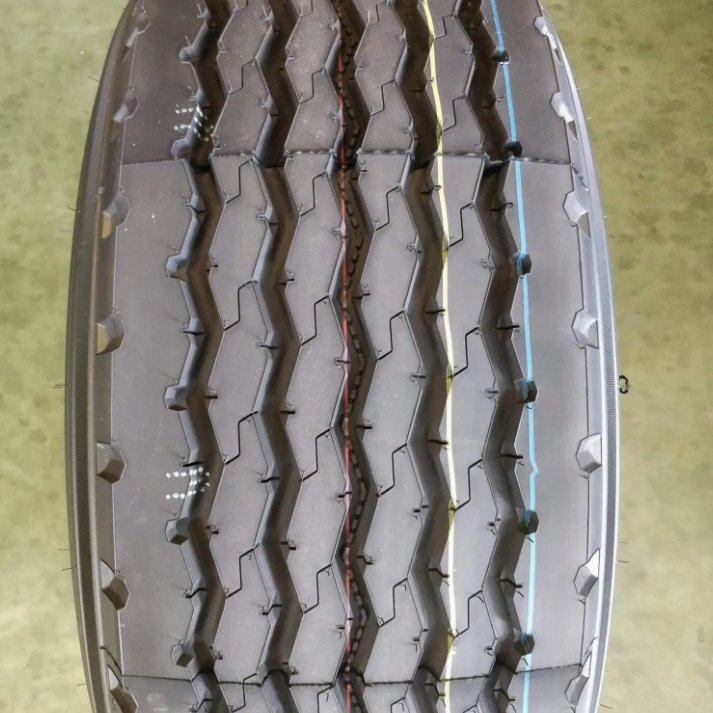 All-Steel Radial Truck Drive Tire with Deep Tread Pattern for Wear Resistance, Suitable for Long-Haul Heavy-Duty Freight.