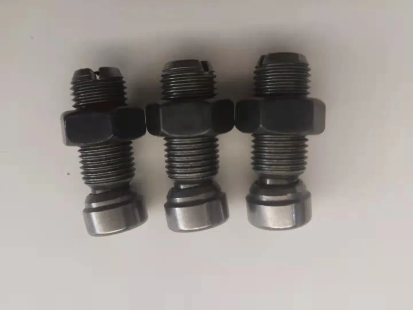 Винт коромысла клапана для регулировки зазоров