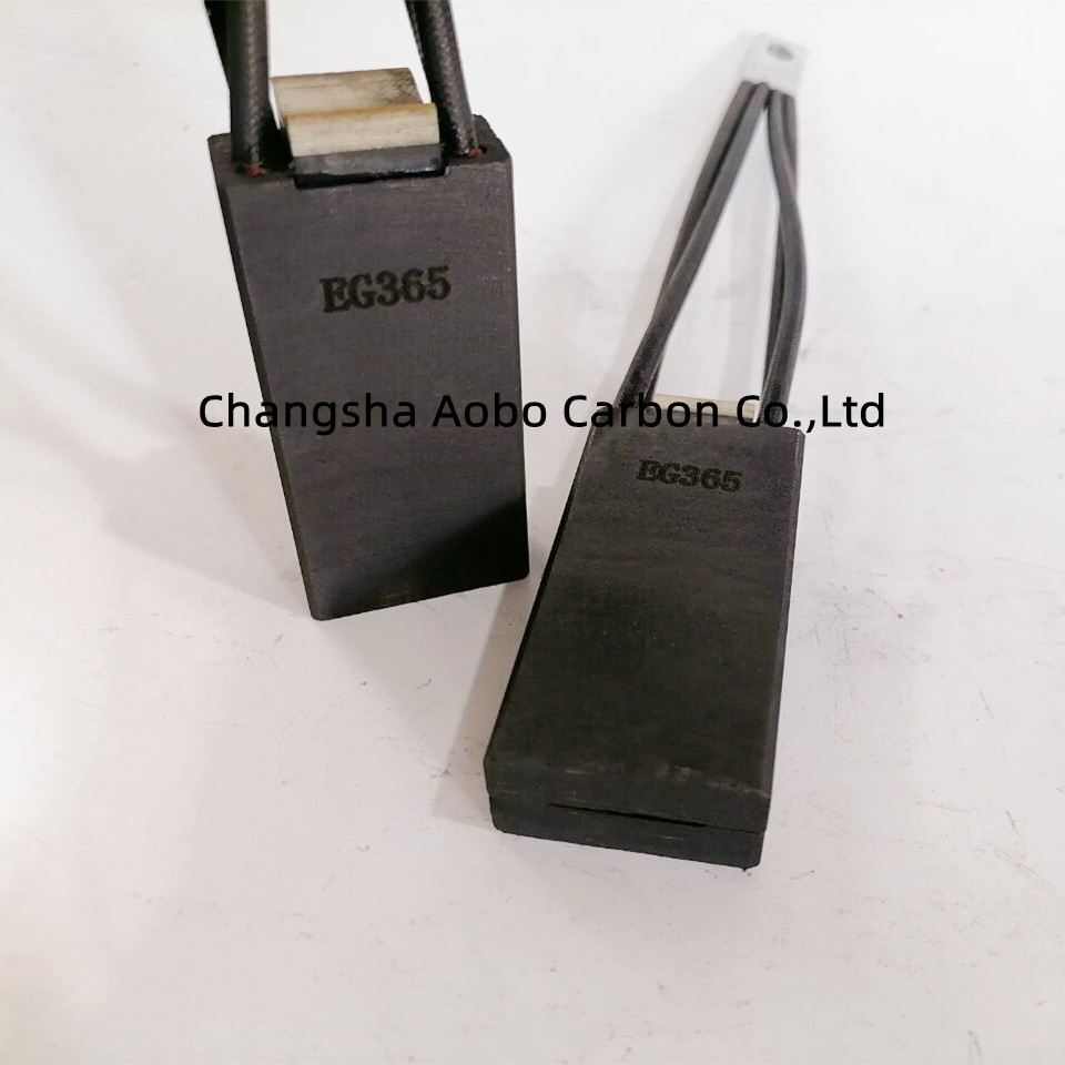 Угольная щетка EG365 из электрографита