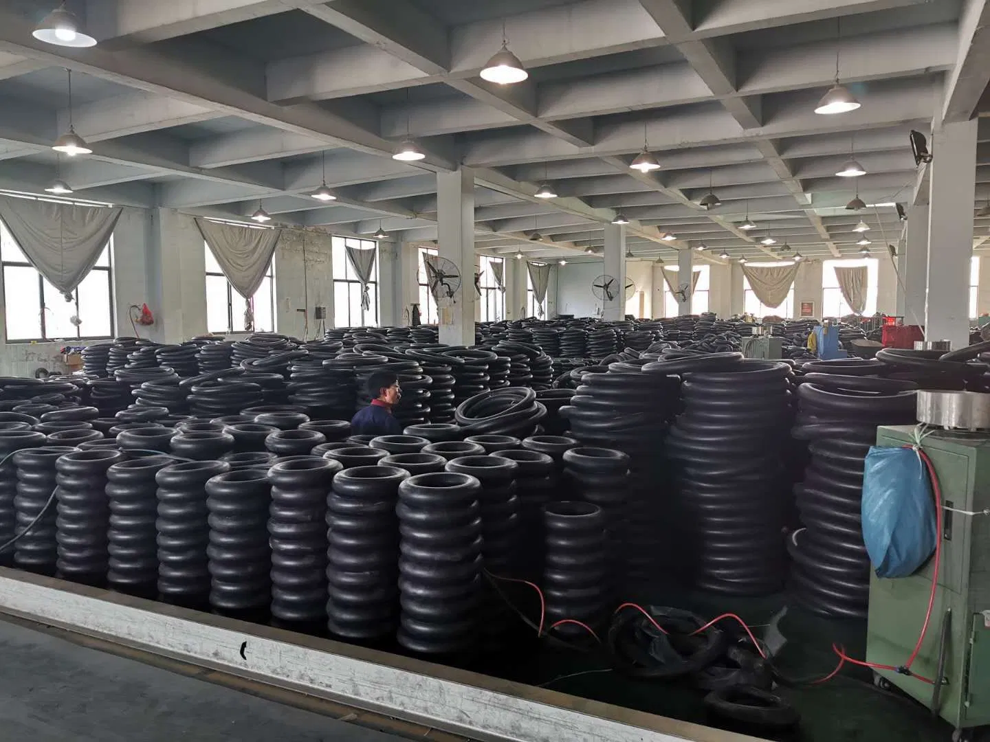 Камера мотоциклетная 300-18, 275-18, 275-17, 300-17, 400-8