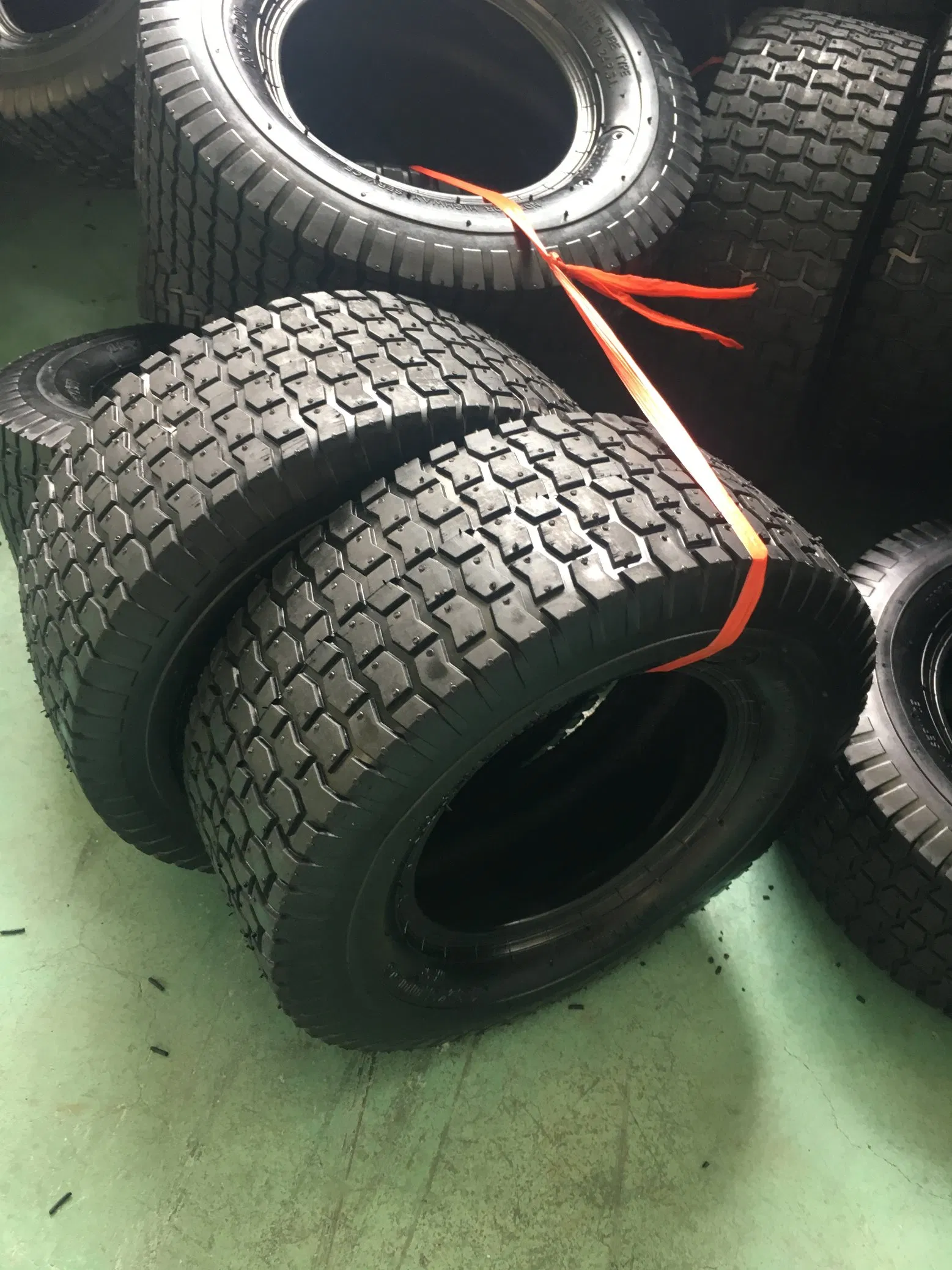 Зеленая шина для тачки 4.80/4.00-8 с сертификатами