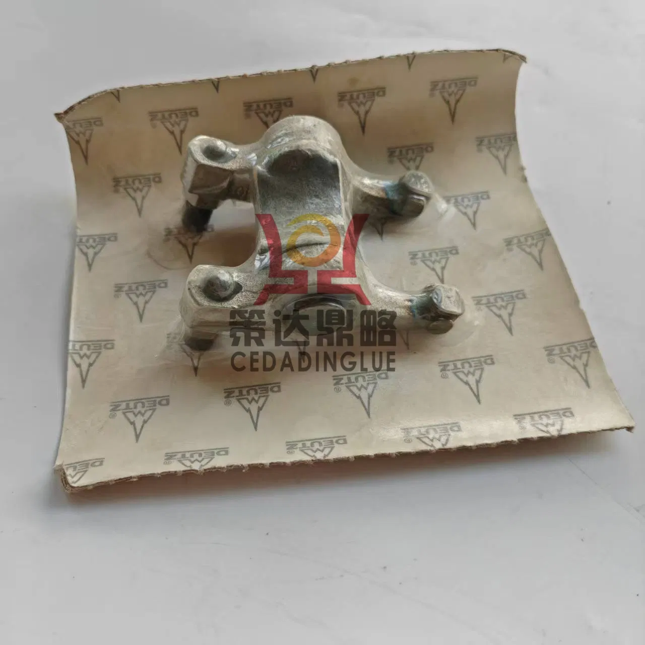 Кронштейн коромысла клапана Deutz 04174058