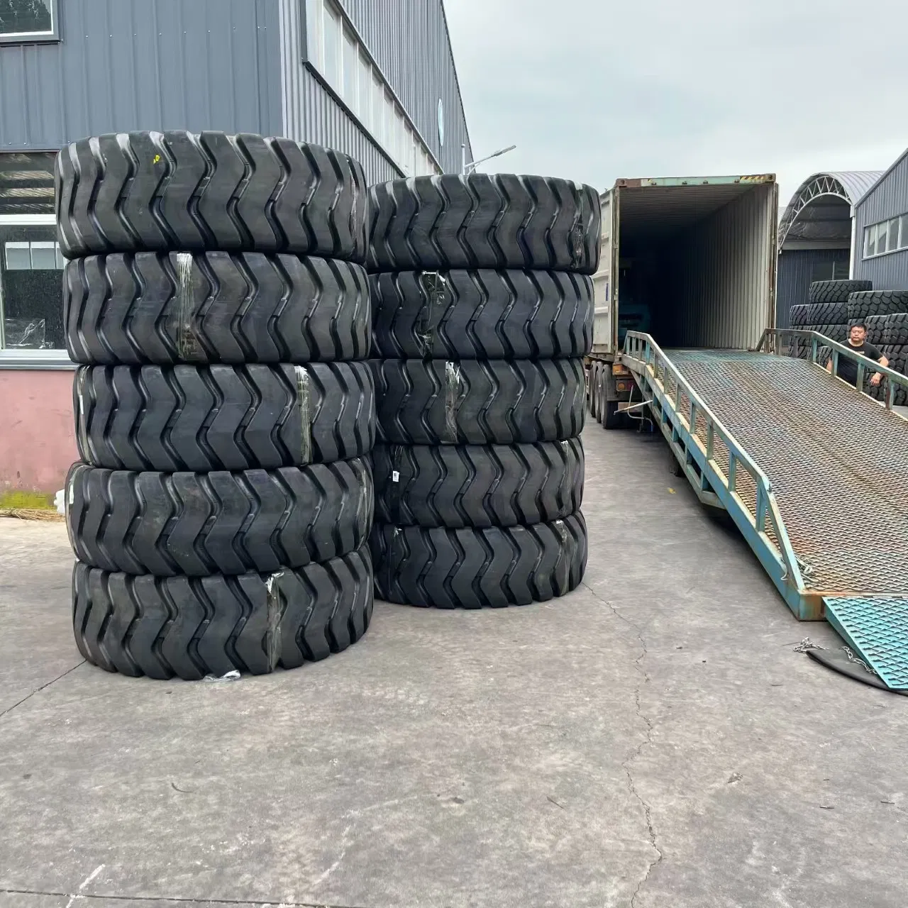 Dump Truck Tire for Coal Mining 1800-25 23.5-25 L3 Loader Tire with Butyl Inner Tube