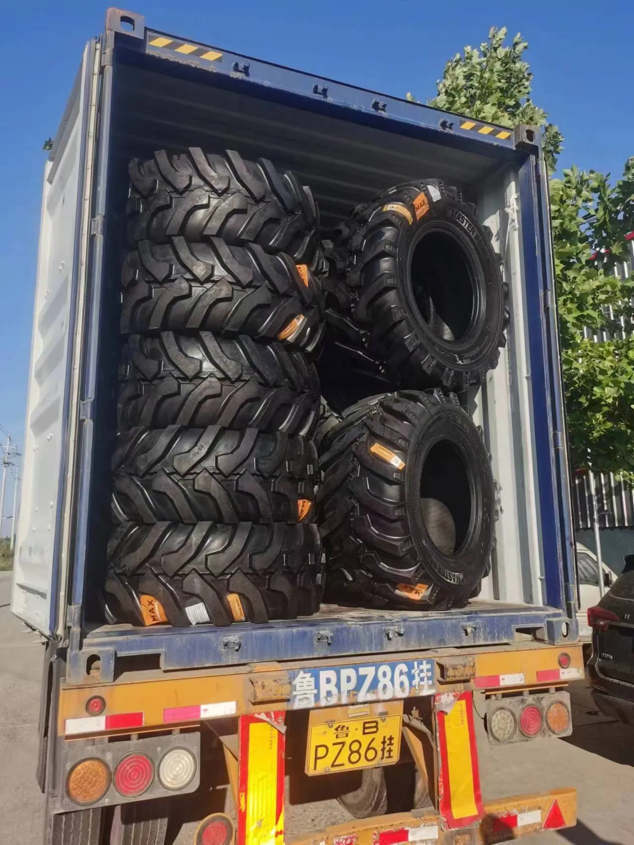 Шина 19.5L-24 для погрузчика-экскаватора