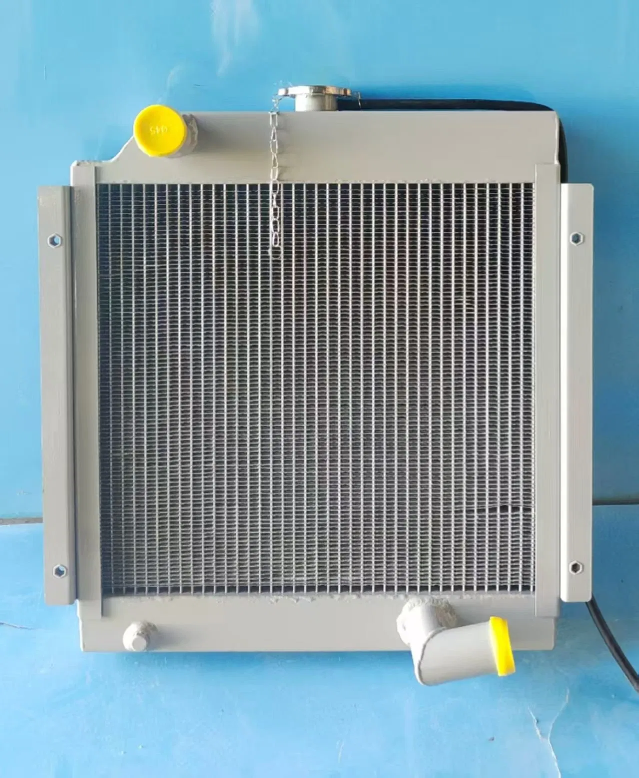 Радиатор алюминиевый для трактора John Deere OEM Re70236