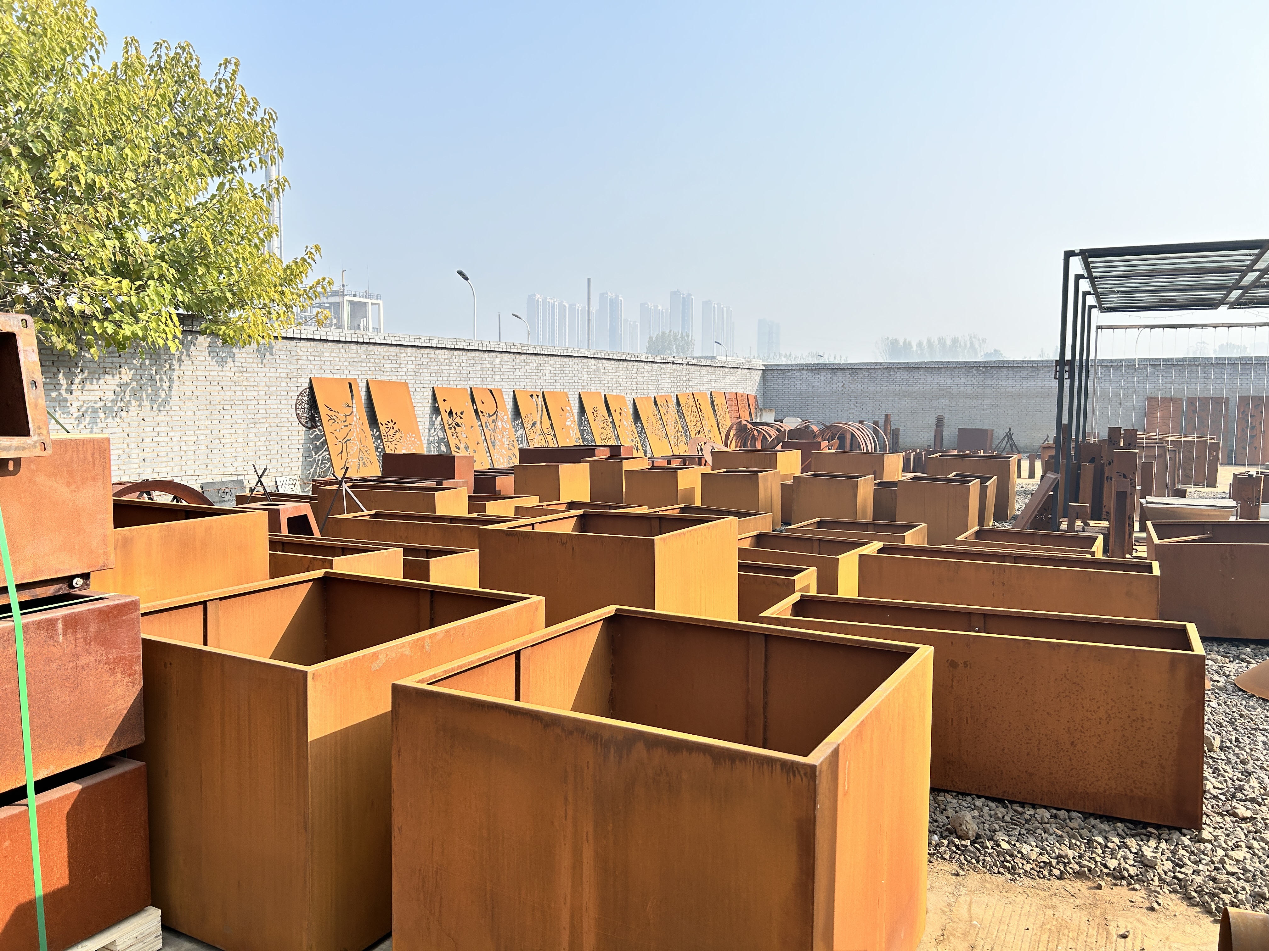 Открытые прямоугольные садовые плантаторы из металла серии Corten — прочные и стильные