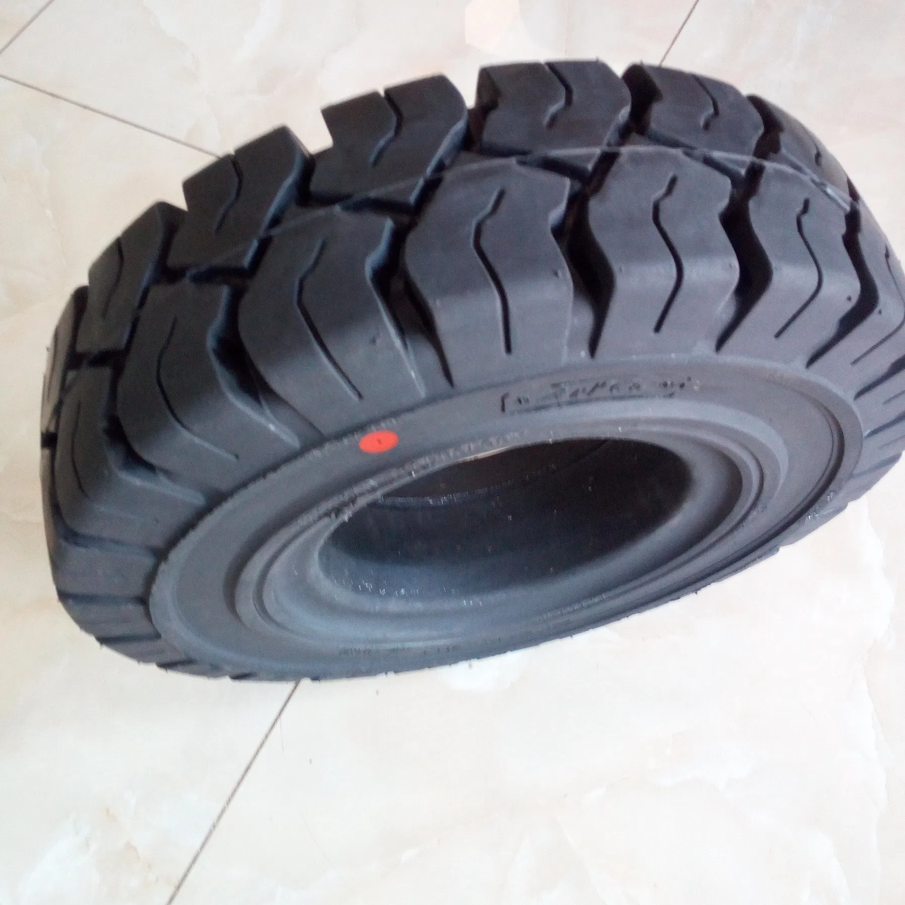 Шина цельнолитая Anygo XZ18 для погрузчиков