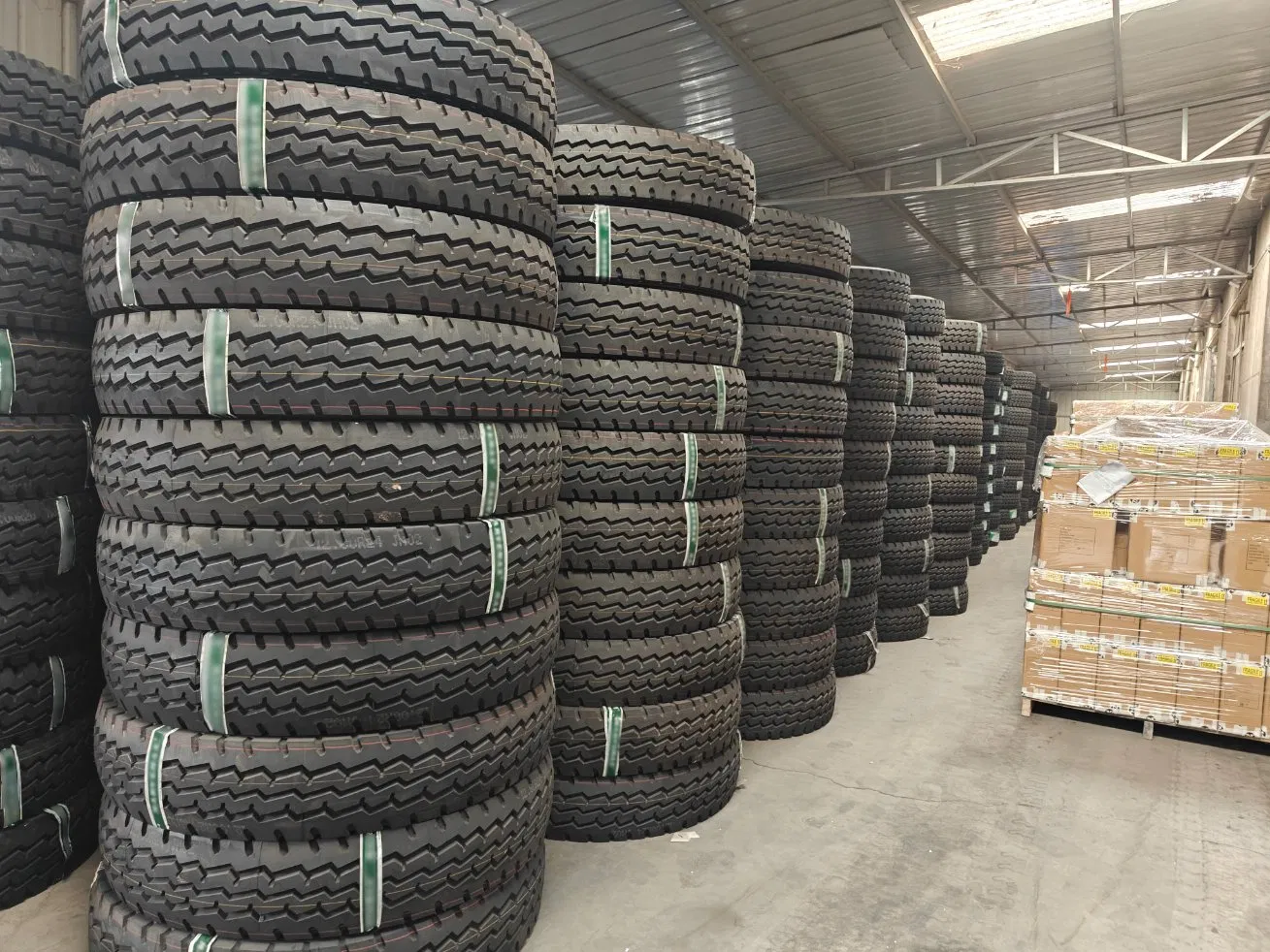 Heavy Duty Truck Tire Radial TBR Tyre 1000r20 1100r20 1200r20 10.00r20 11.00r20 12.00r20 Steel Radial Tire for Bus and Trailer Overloading.