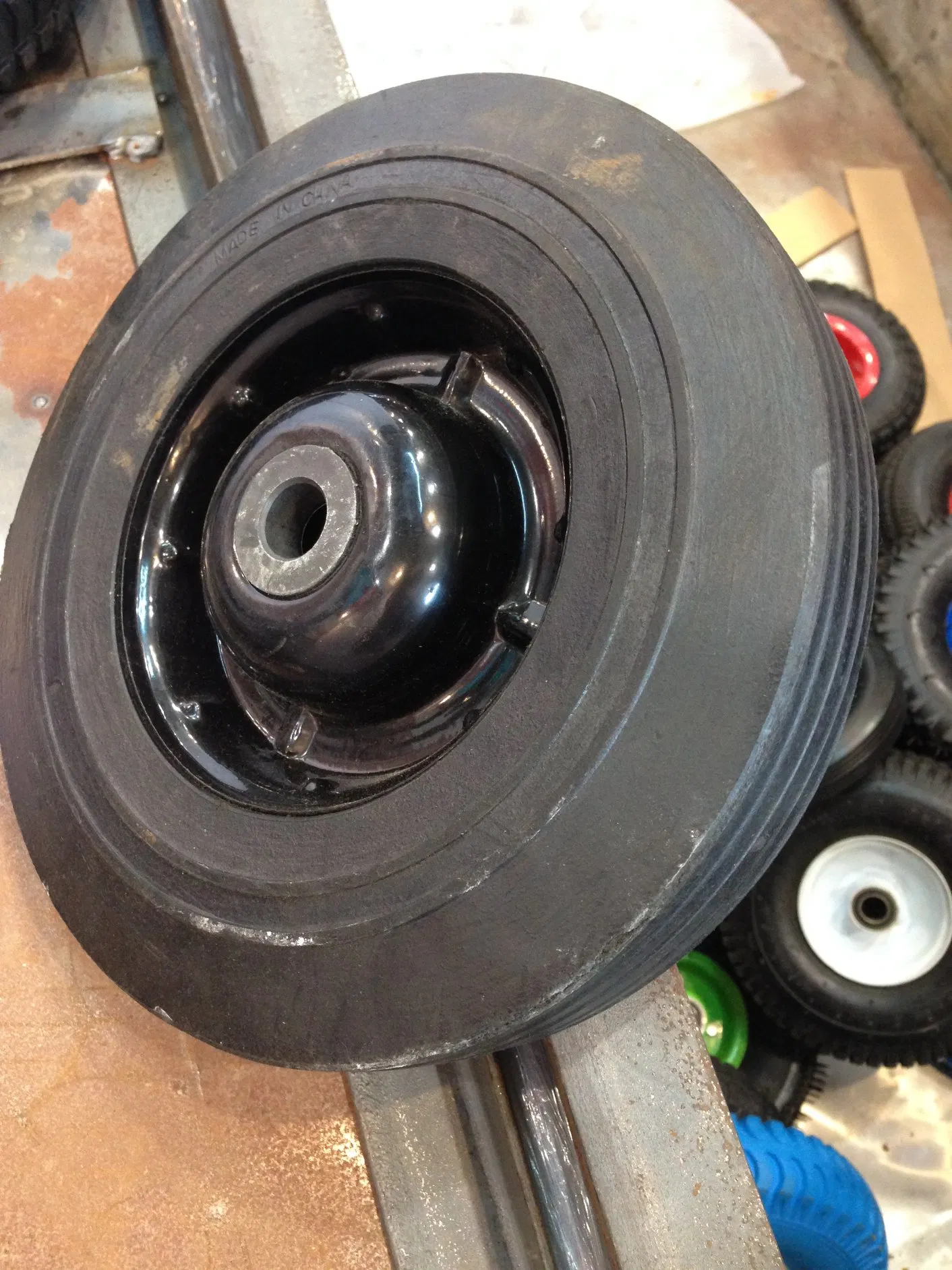 Цельная резиновая колесная шина для тачки