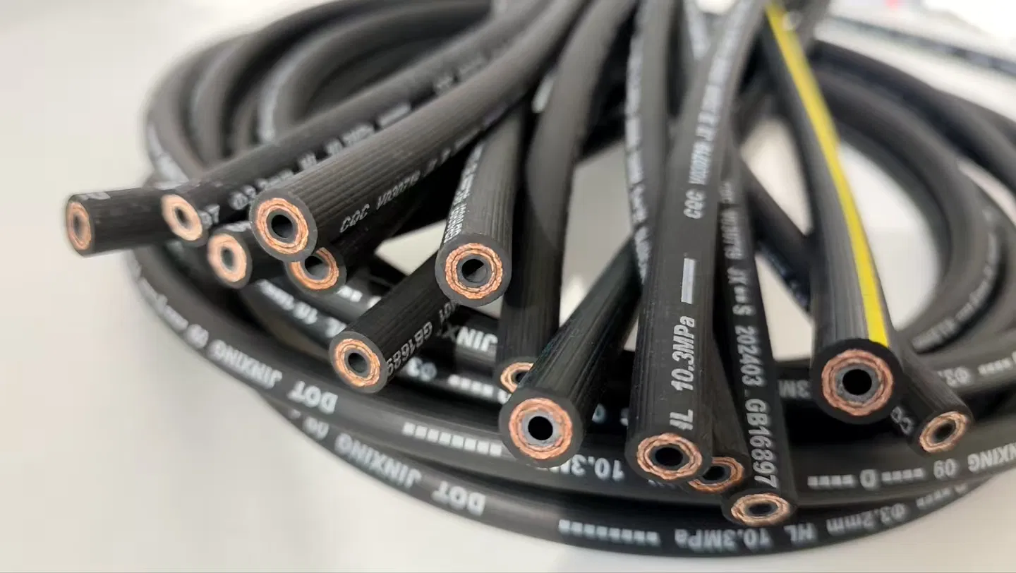 Гибкий тормозной шланг с желтой полосой SAE J1401