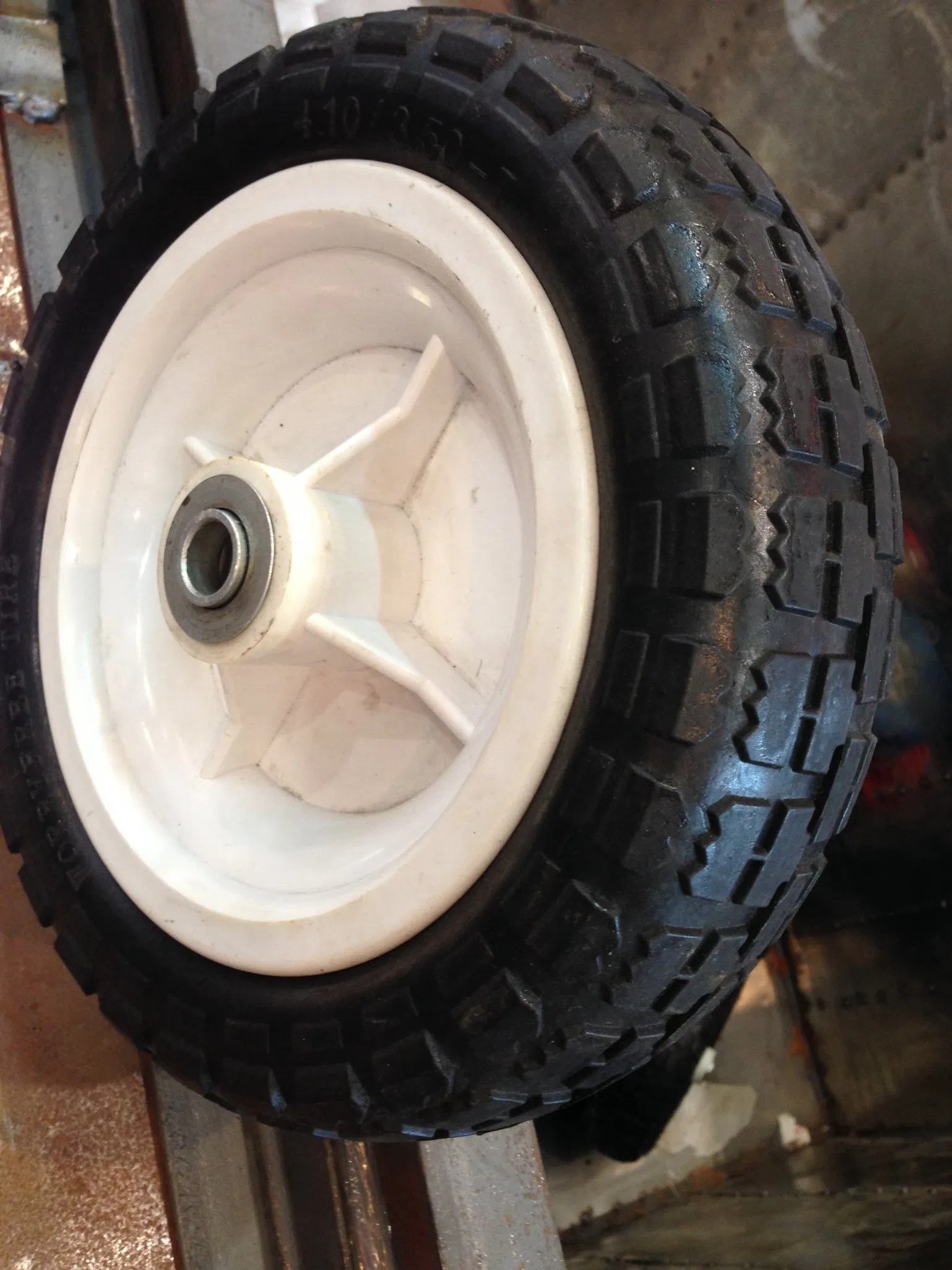 Цельная резиновая колесная шина для тачки