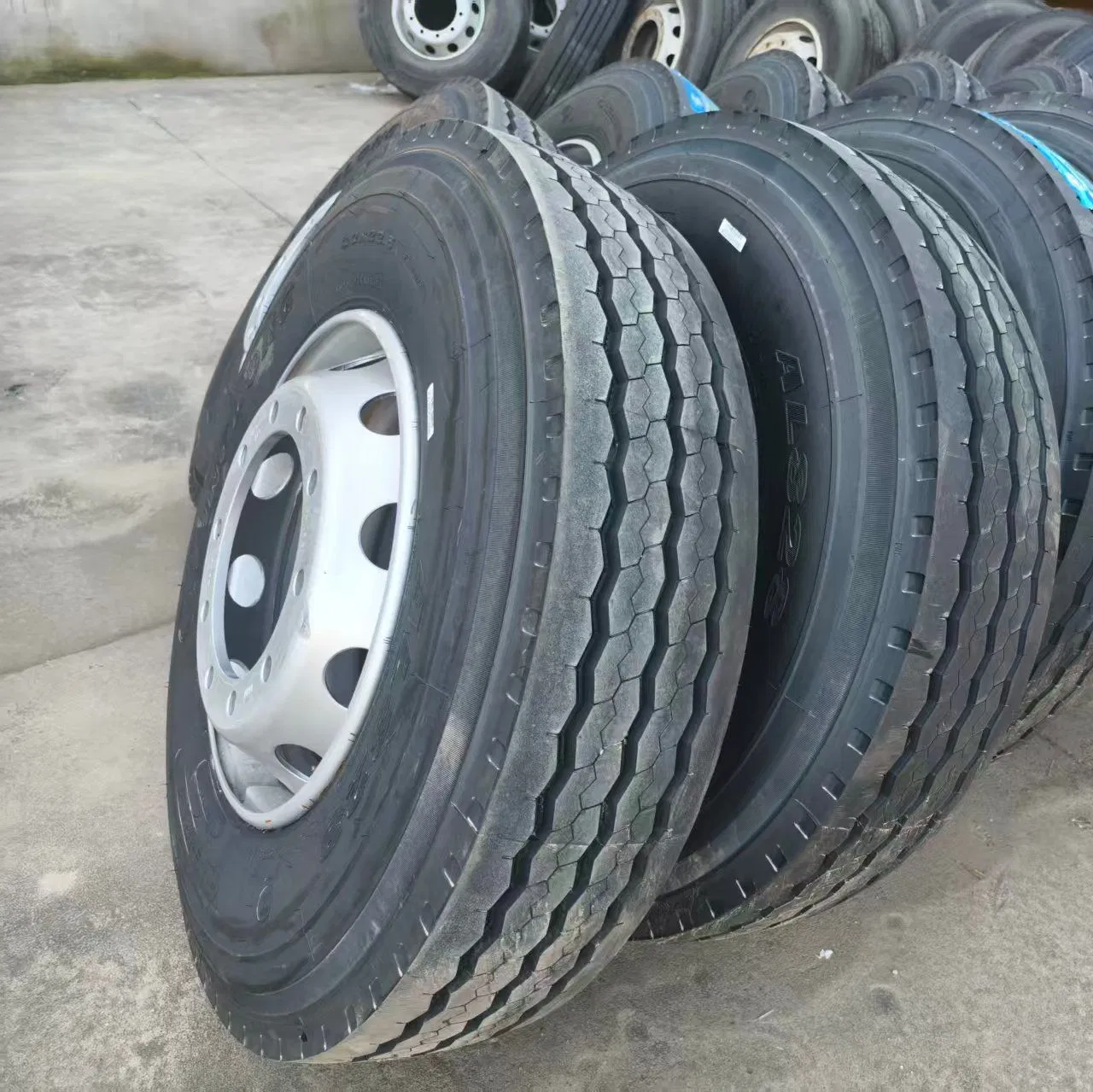 All-Steel Radial Truck Drive Tire with Deep Tread Pattern for Wear Resistance, Suitable for Long-Haul Heavy-Duty Freight.