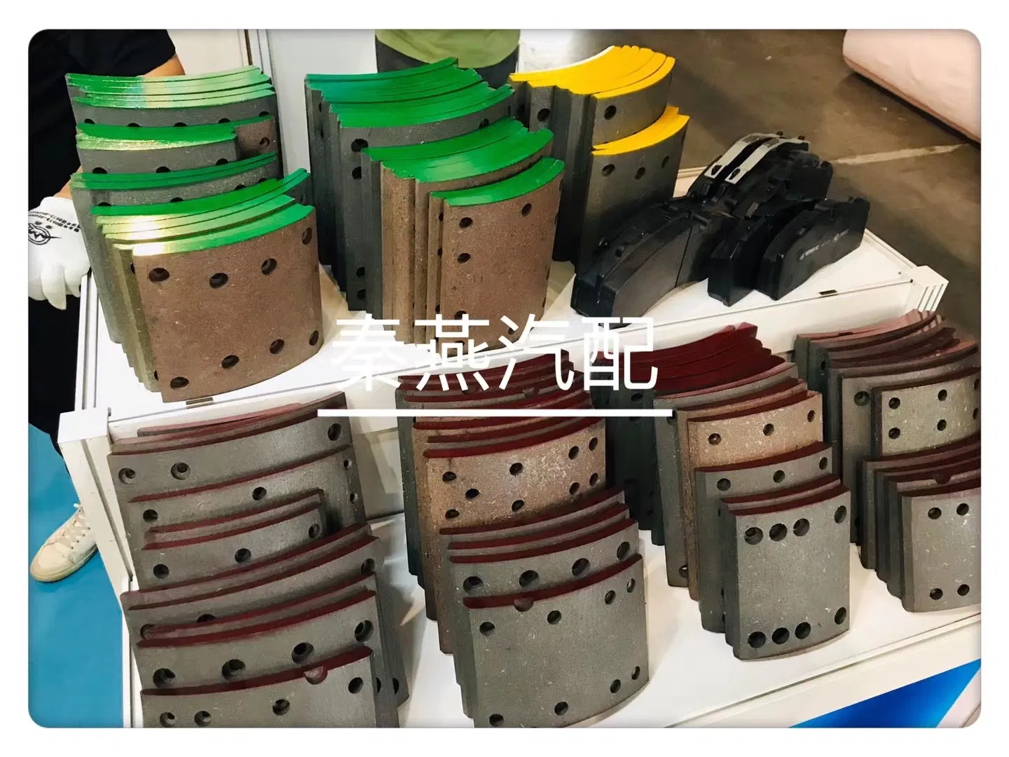 Тормозные колодки задние Shannxi Heavy Duty Delong DZ9112340062/63