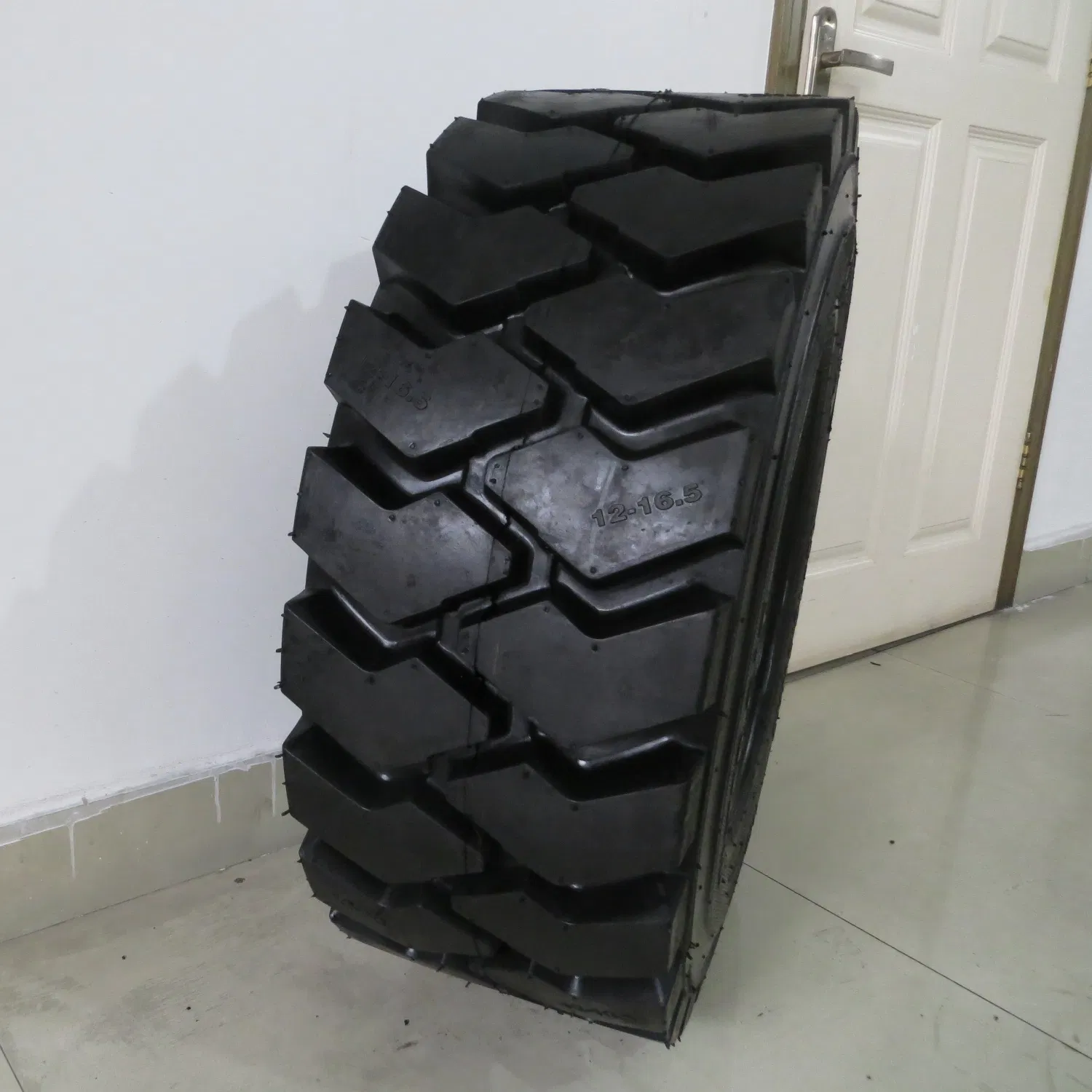 12-16.5 Skid Steer Tire for Industrial and OTR Use with ISO Certification