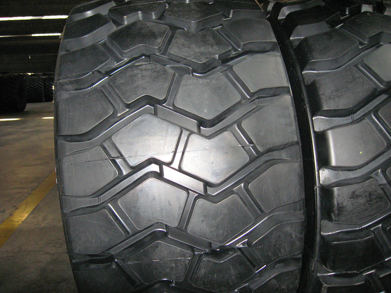 Intermediate Transverse Block Pattern 17.5r25 off Road Tire for Cranes