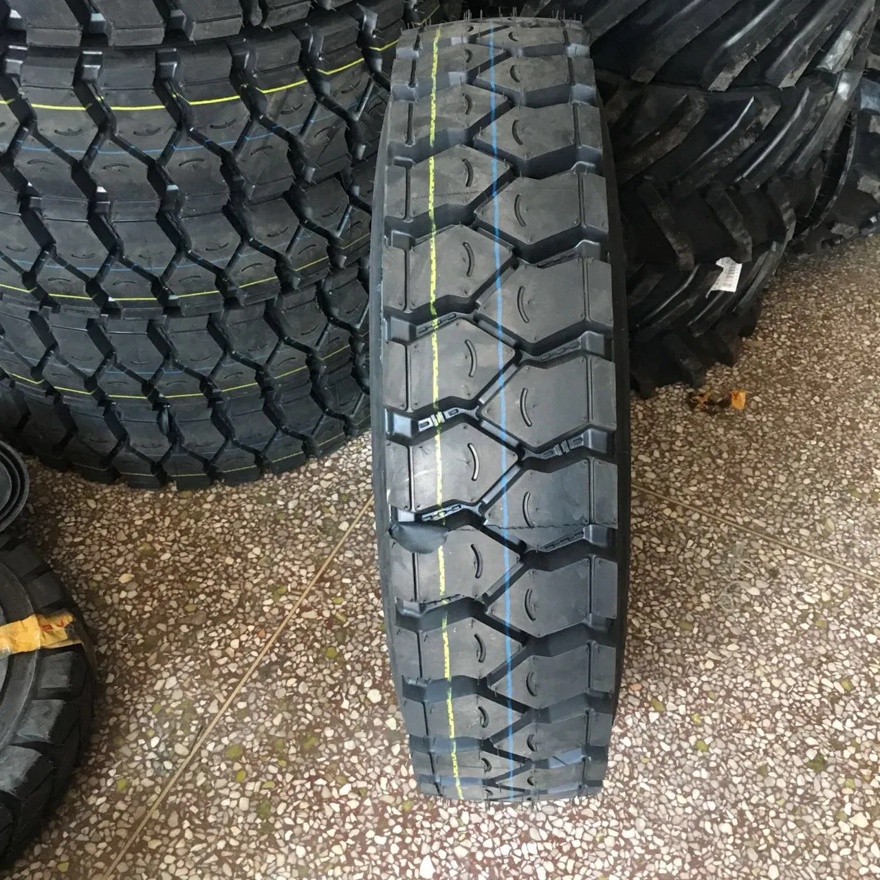 Radial Tyre for Trucks 7.50r16 8.25r16 9.00r20 Lt Tyre with Butyl Inner