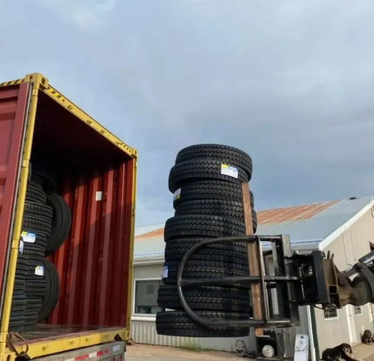 All-Weather All-Position Truck Tire with Mixed Tread Pattern, Designed to Handle Various Weather and Road Conditions.