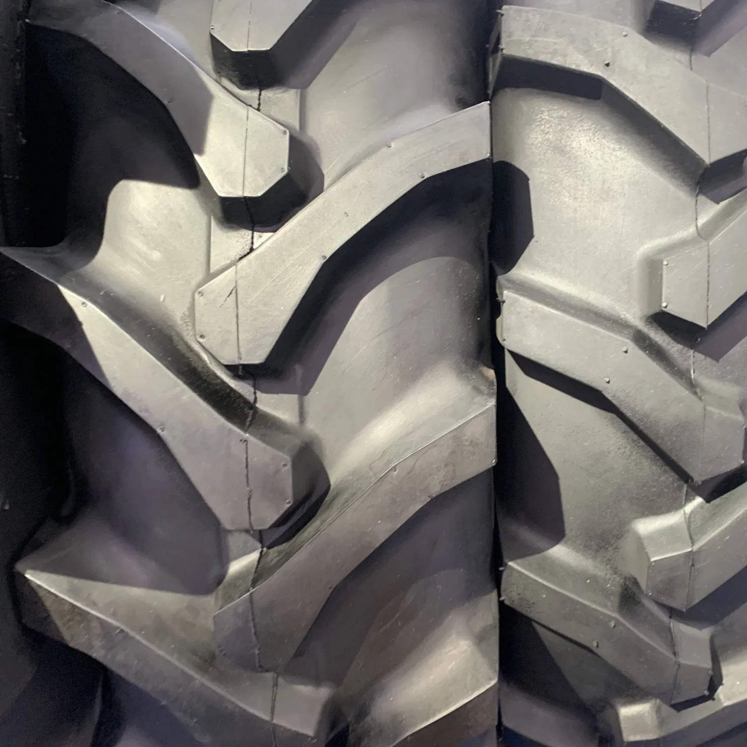 Radial Tubeless Tractor AG Tyre 480/80r50 280/85r24 320/85r24 340/85r24 380/85r24 420/85r24 with Long Time Warranty