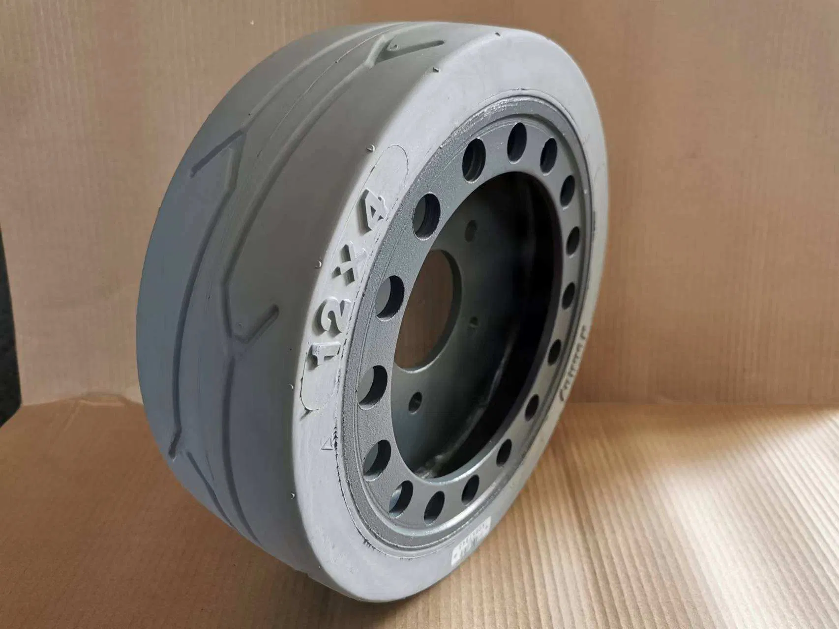 New Design Popular in Europe and America Fb12X4 Solid Tyres with Brake