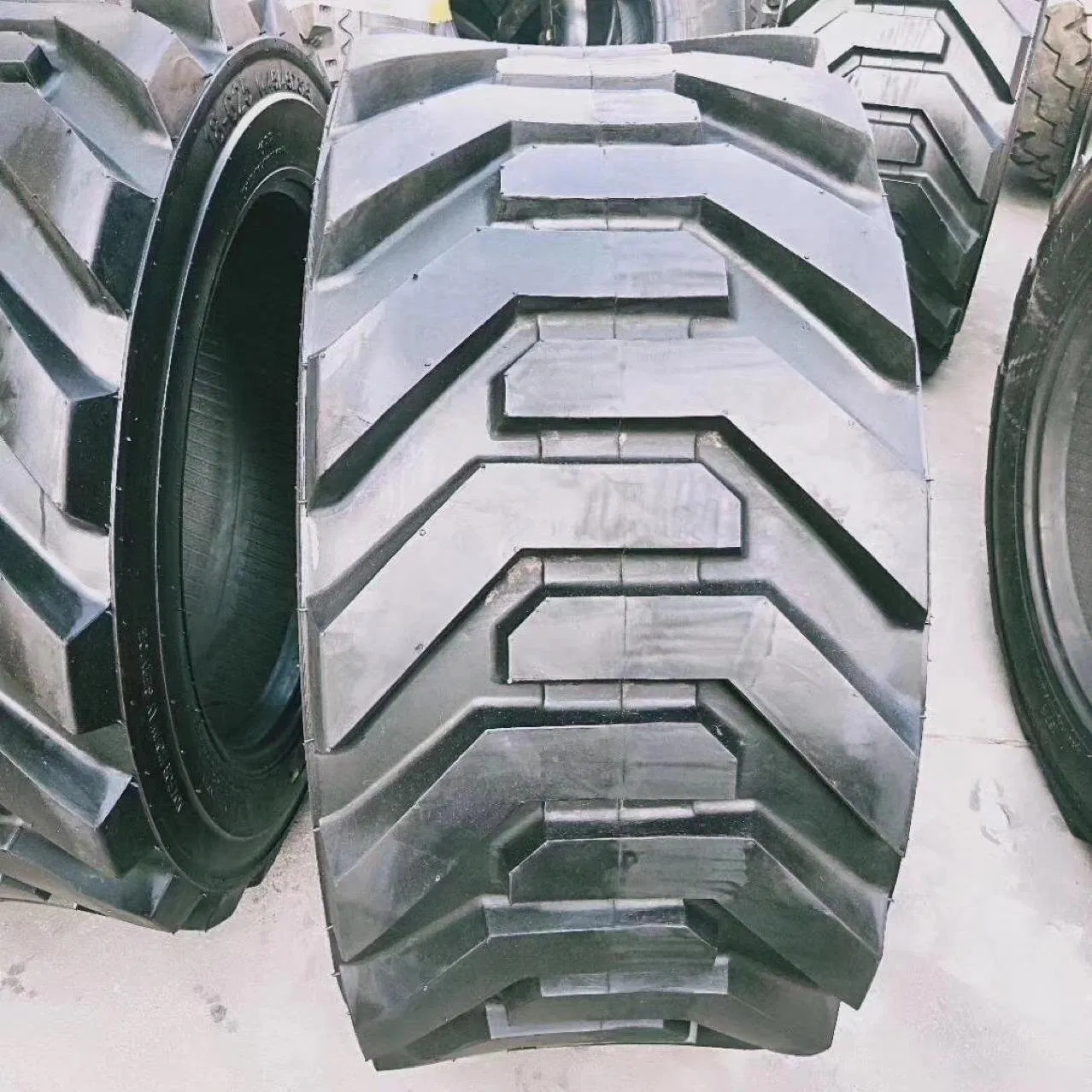 Boom Lift Tyres, Skid Steer Tyres, Gse Tires, 445/50d710, 385/65D22.5, 14-17.5