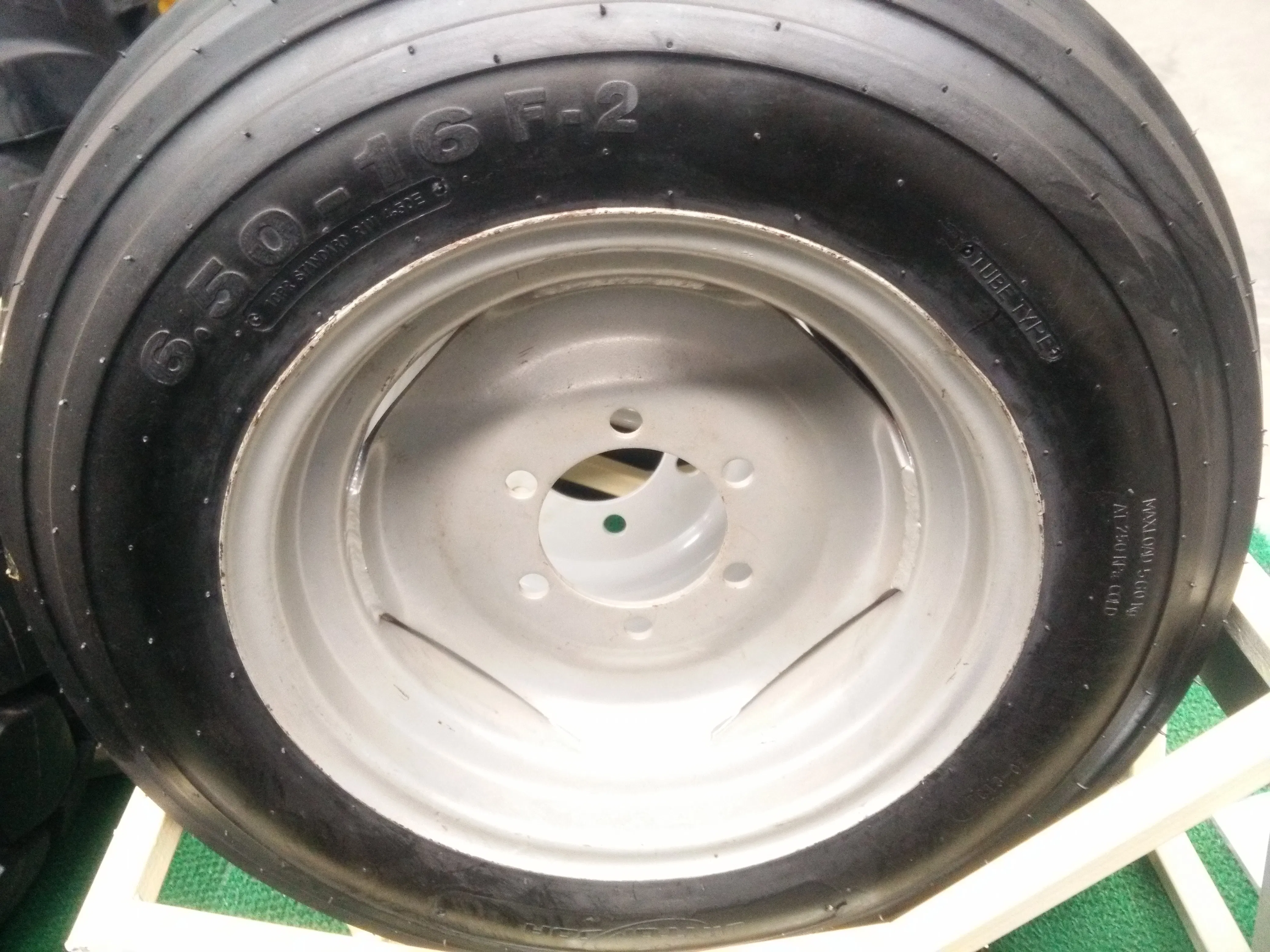 Premium Quality 14.9-24 R2 Tractor Tires for Farming Needs