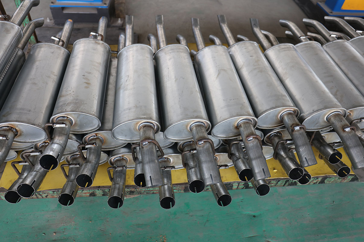 Задний глушитель автомобиля с эффектом шумоподавления