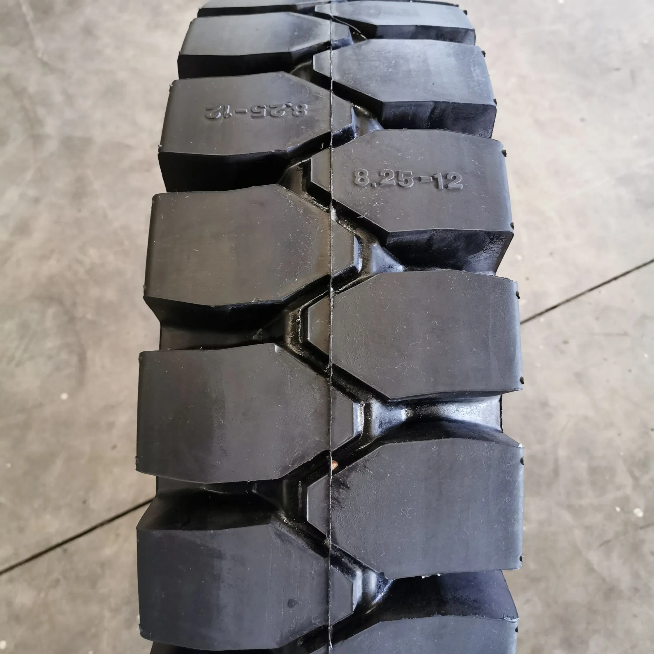 Mining Trucks Tyre New Pattern 13.00r25 14.00r24 14.00r24 14.00r24 Tread Depth 30mm Overall Diameter 1295mm Section Width 330mm OTR Tire