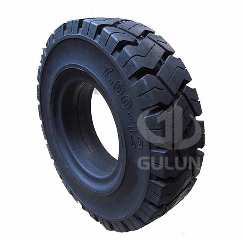 Прочная цельнолитая шина для техники