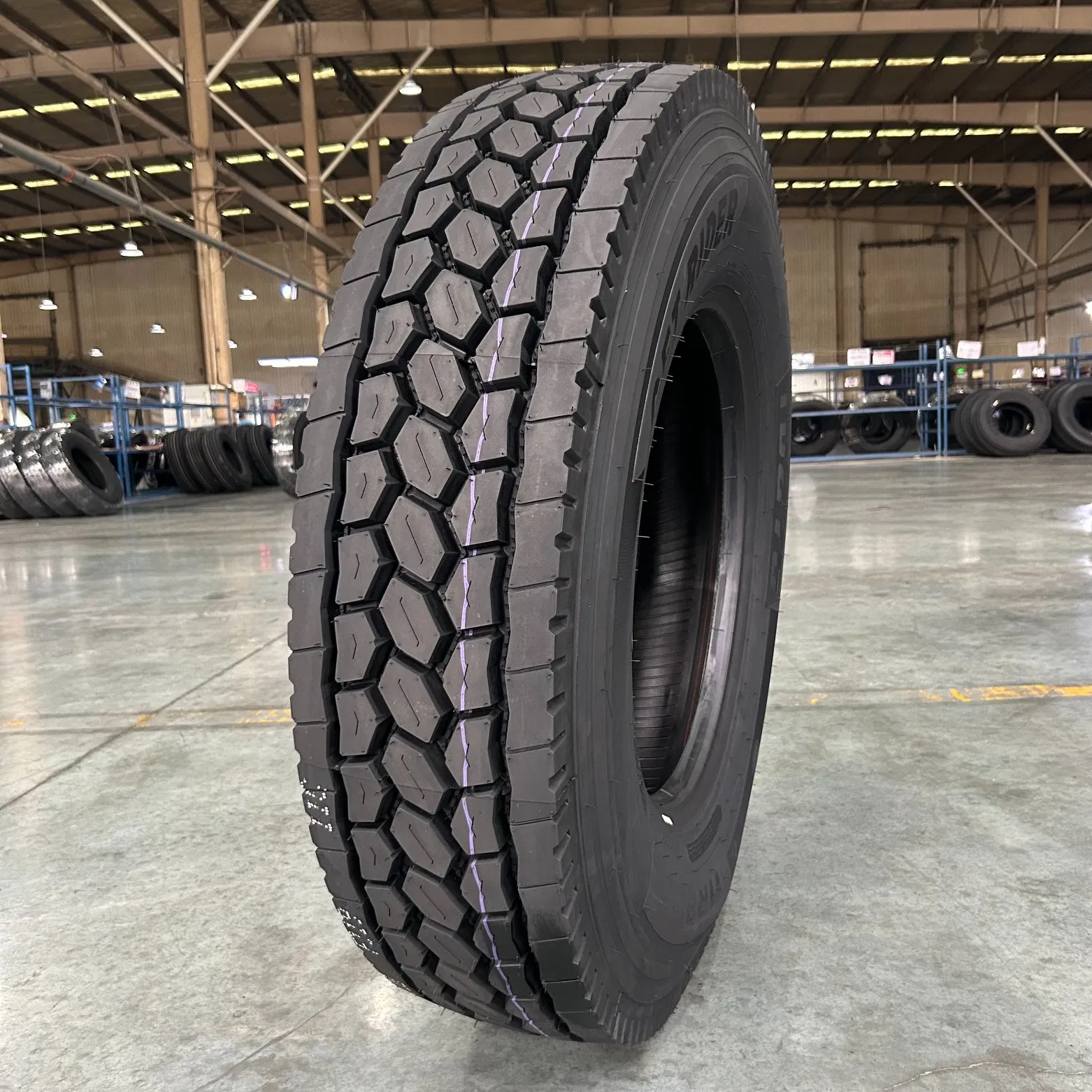 11r22.5 Long Haul Tyre for Regional Use with Superior Traction